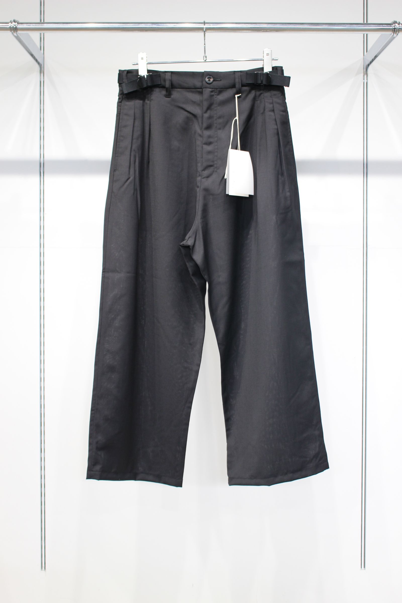 BELTED WOOL SLACKS | BLACK | スラックス