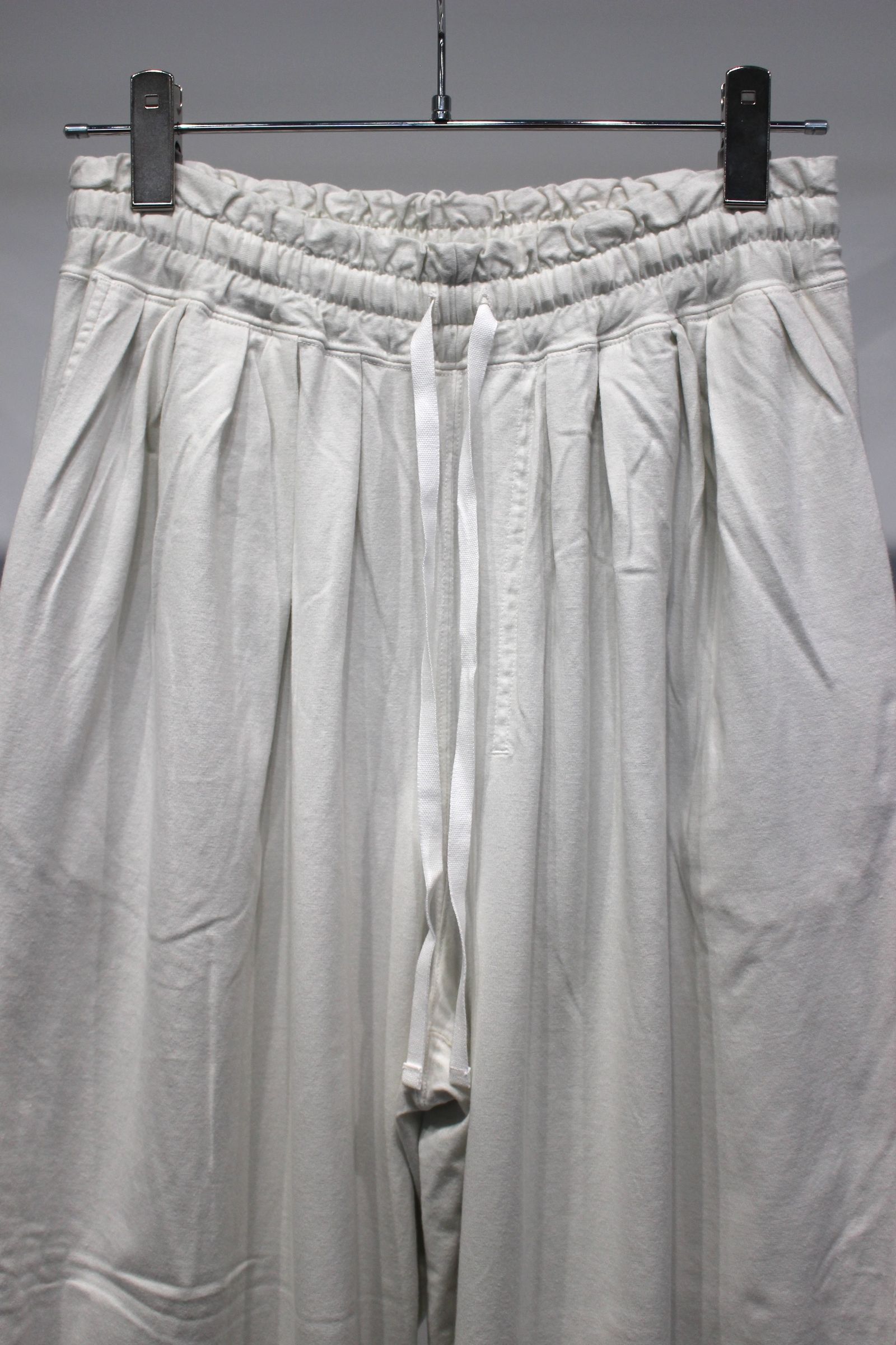 DRAPE WIDE EASY CUT SLACKS | WHITE | スラックス
