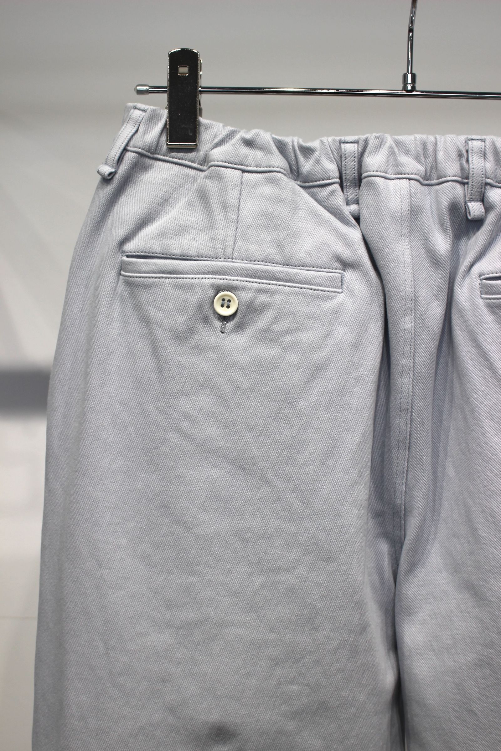 KNIT DENIM 1 TUCK EZ TAPERED SLACKS | ICE BLUE | ニットデニム