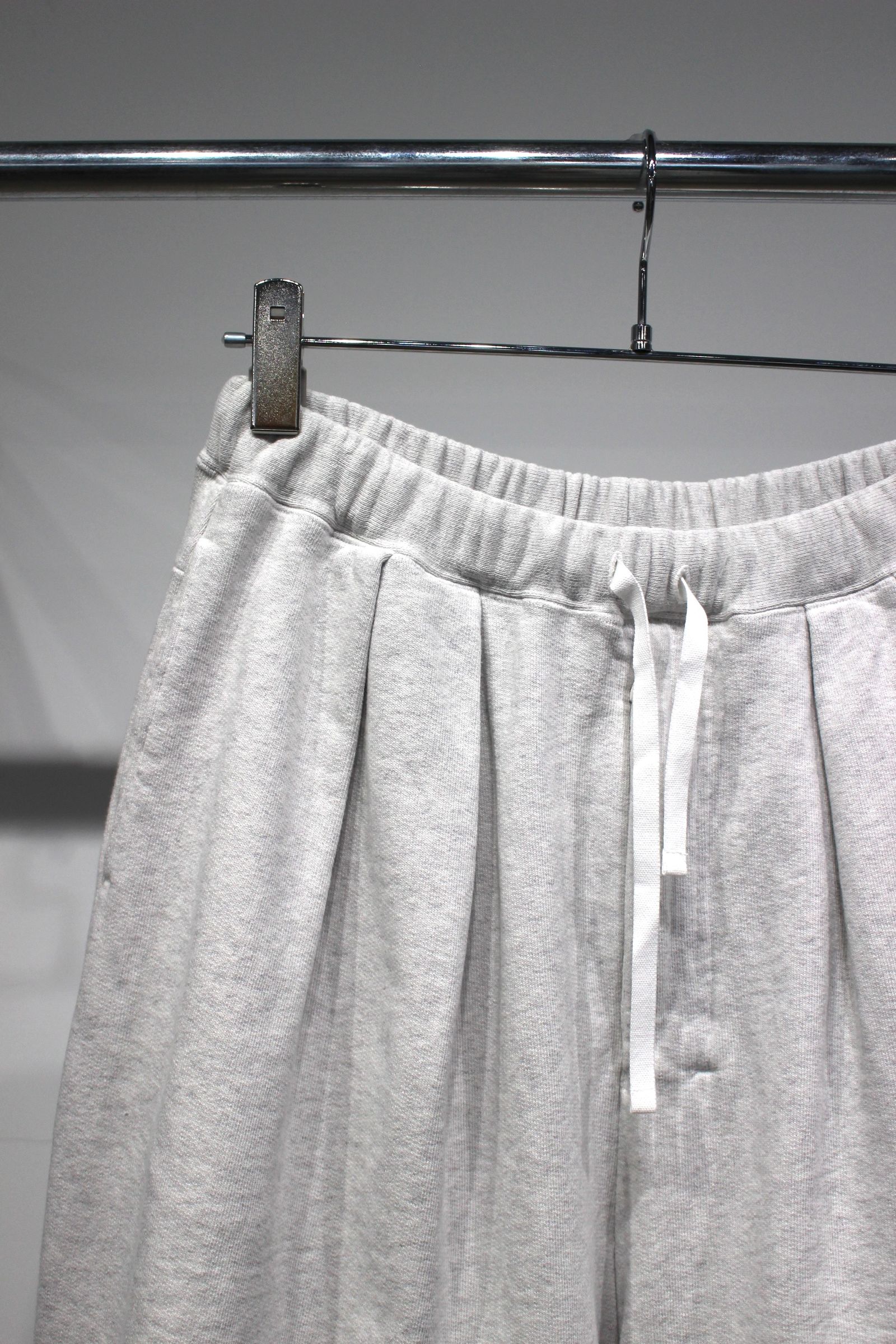 3/4 TUCK SWEAT SHORTS | ASH GRAY | ショーツ