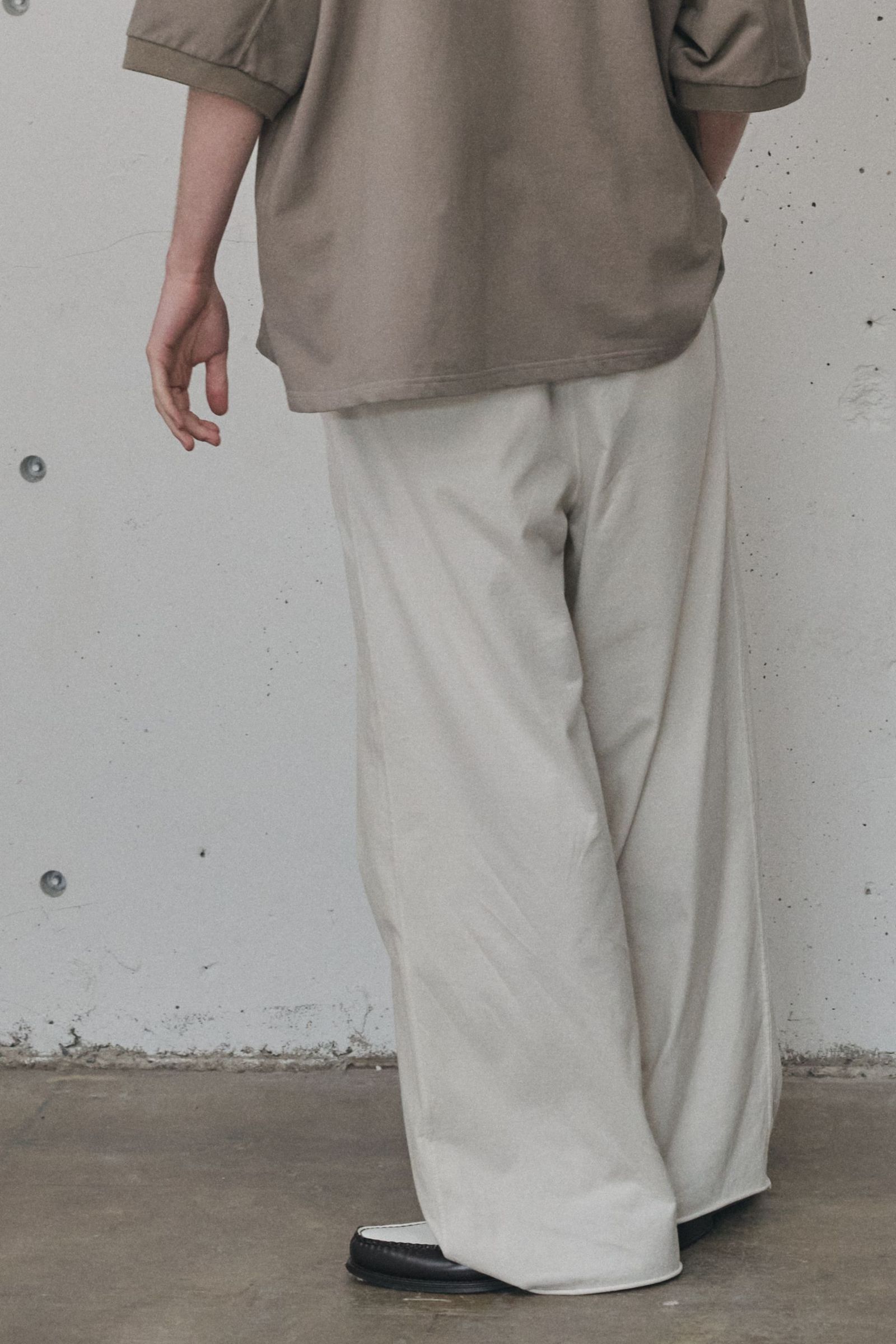 DRAPE WIDE EASY CUT SLACKS | WHITE | スラックス