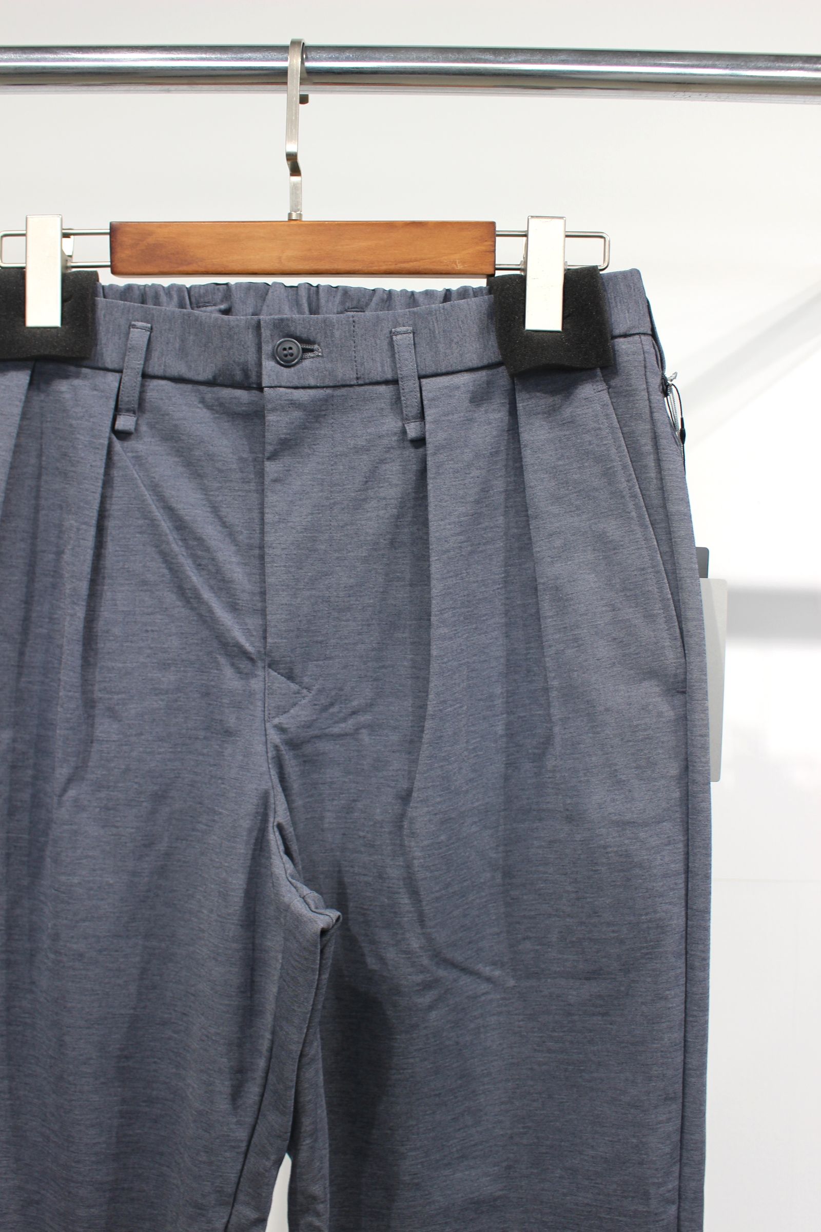 BACK EZ 2TUCK TROUSERS/イージースラックス