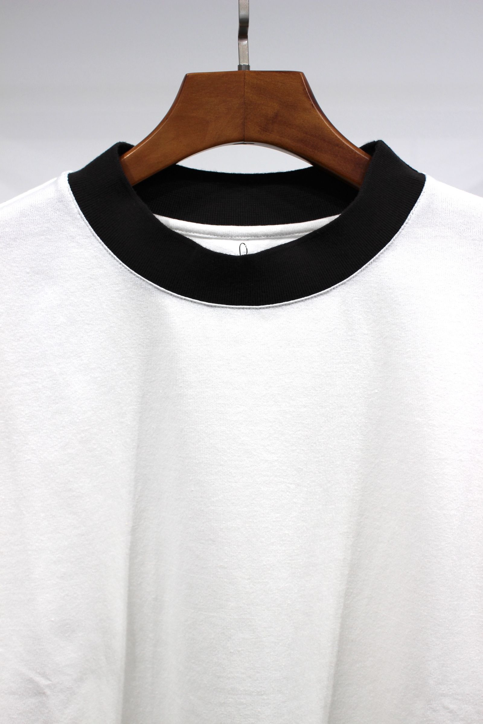 TIGHT-SLITCHED KNITTED FABRIC RINGER S/S TEE/CHARCOAL
