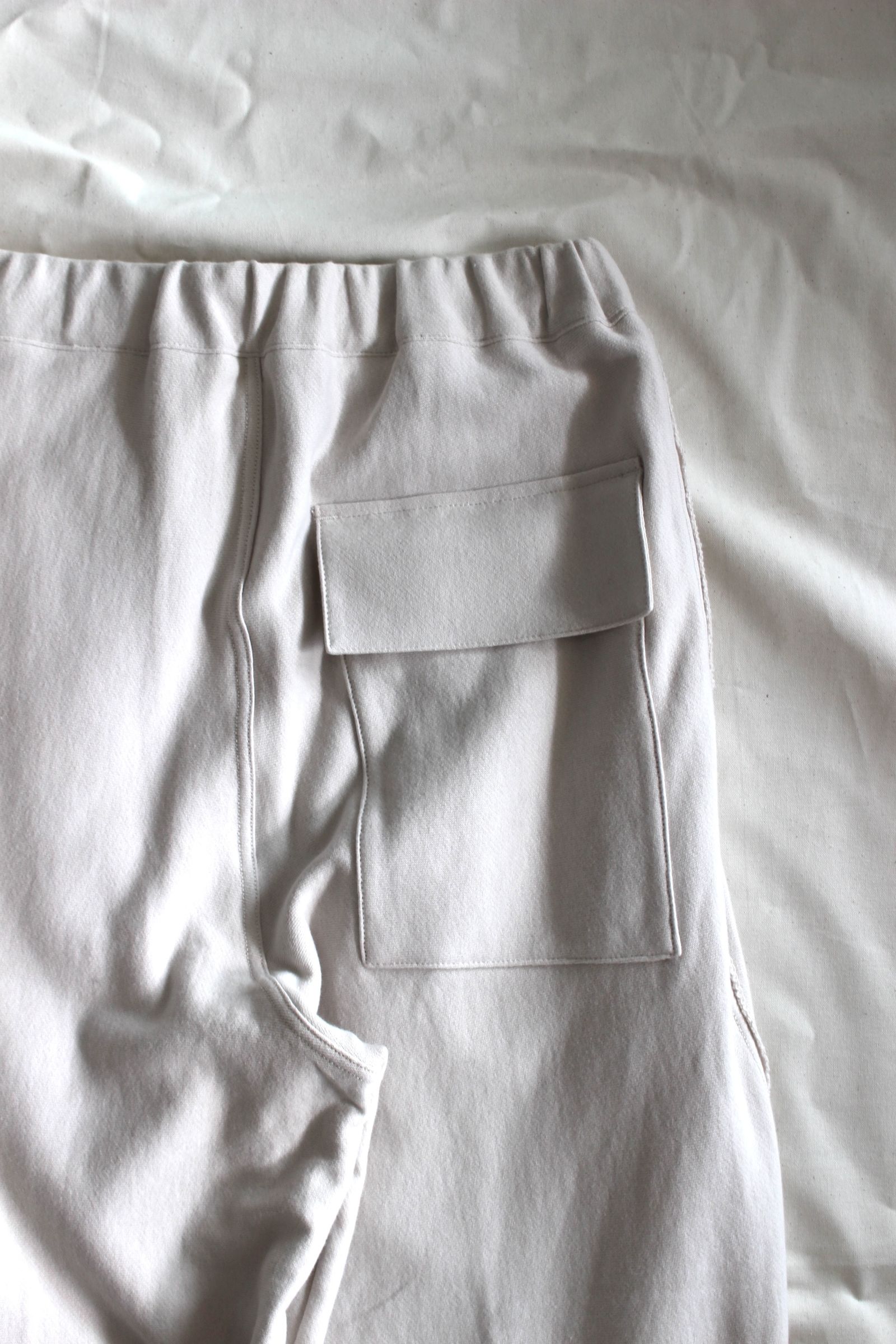 HAKEEM TWIST TROUSERS | IVORY | スウェットパンツ