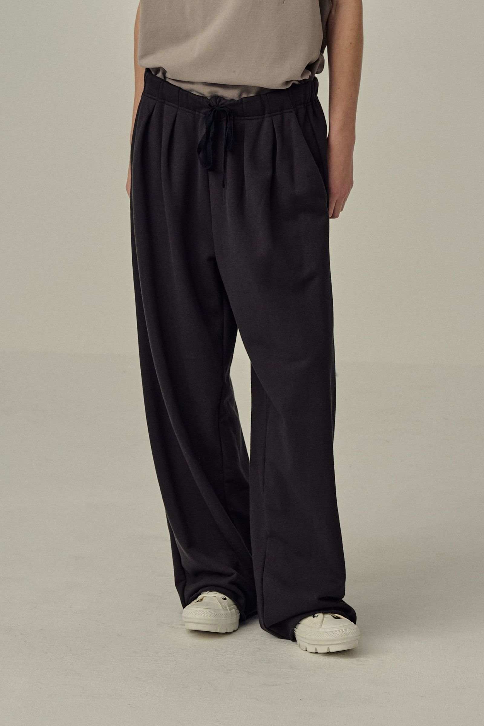 TUCK SWEAT PANTS | D.OLIVE | スウェットパンツ