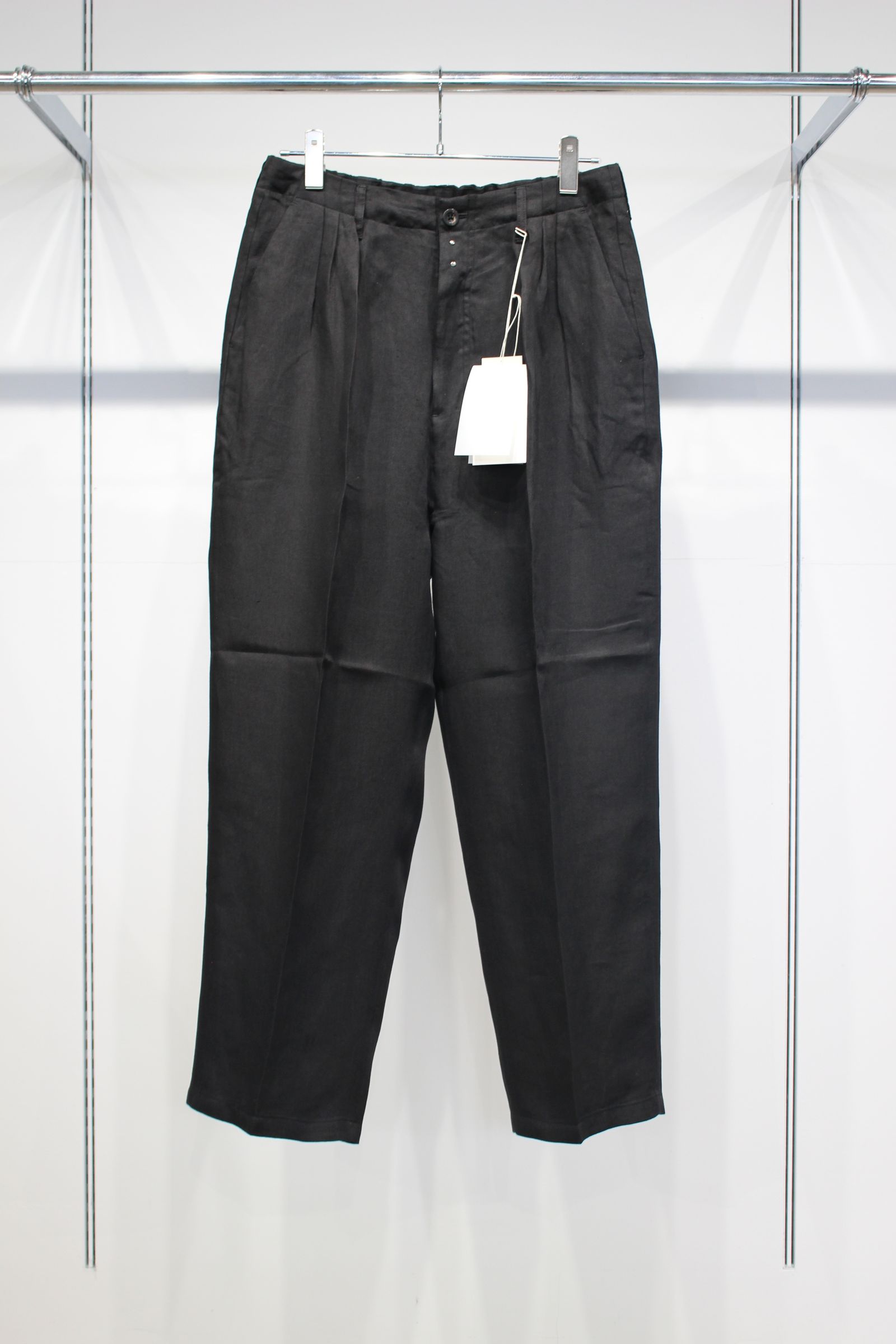 [ラスト1点] 100/S LINEN TUCK SLACKS | BLACK | スラックス