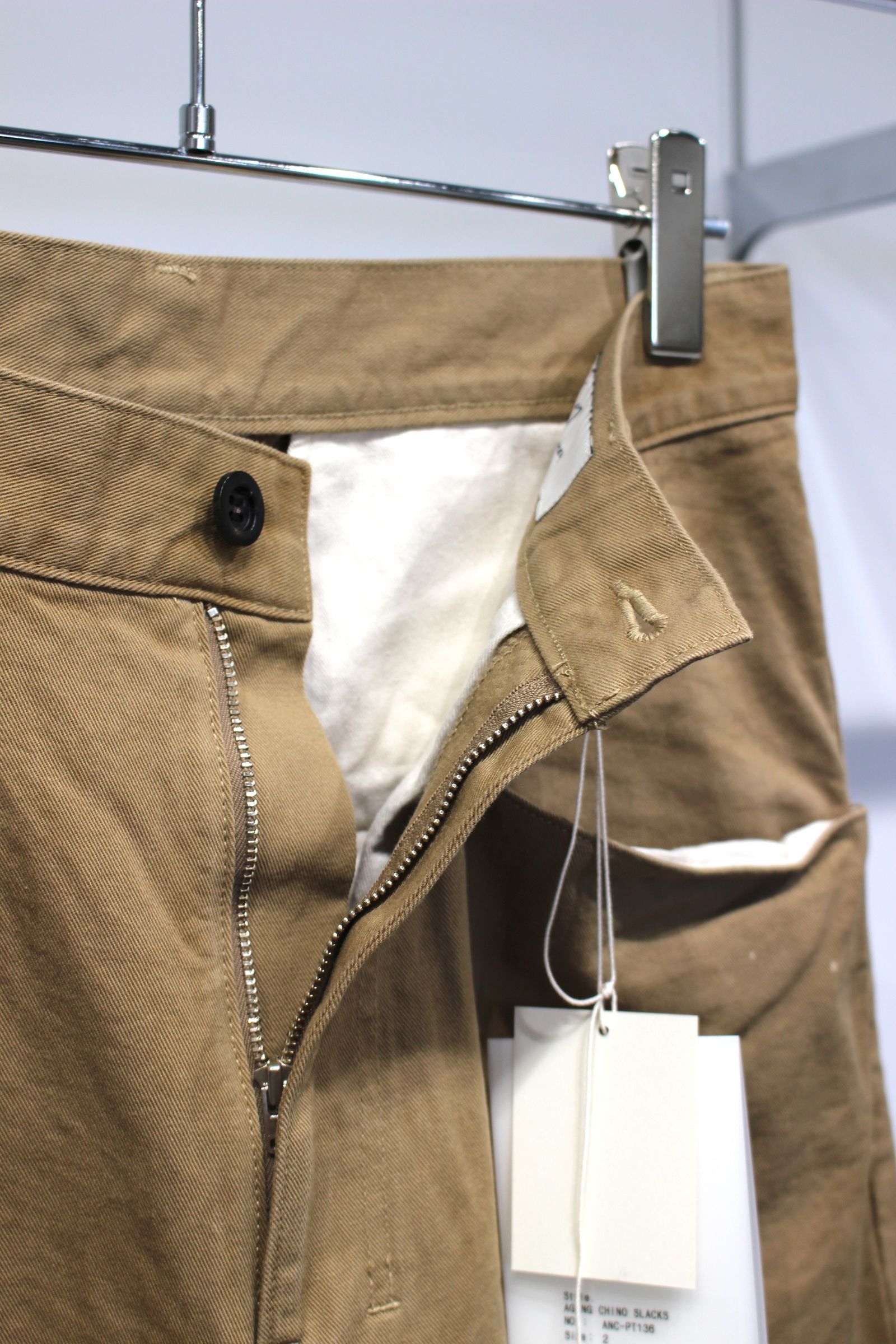 AGING CHINO SLACKS | BEIGE | チノスラックス