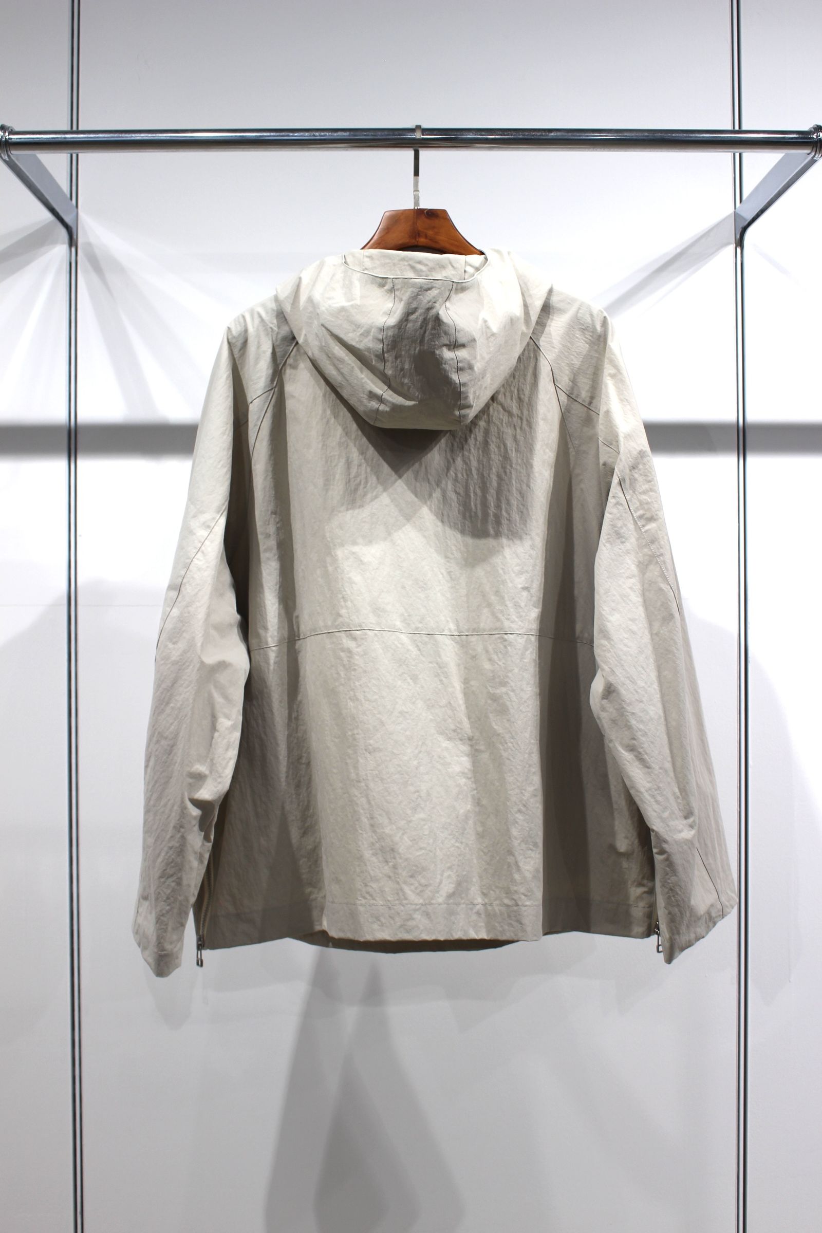 NYLON TAFFETA ANORAK HOODIE | LIGHT GRAY | ジャケット