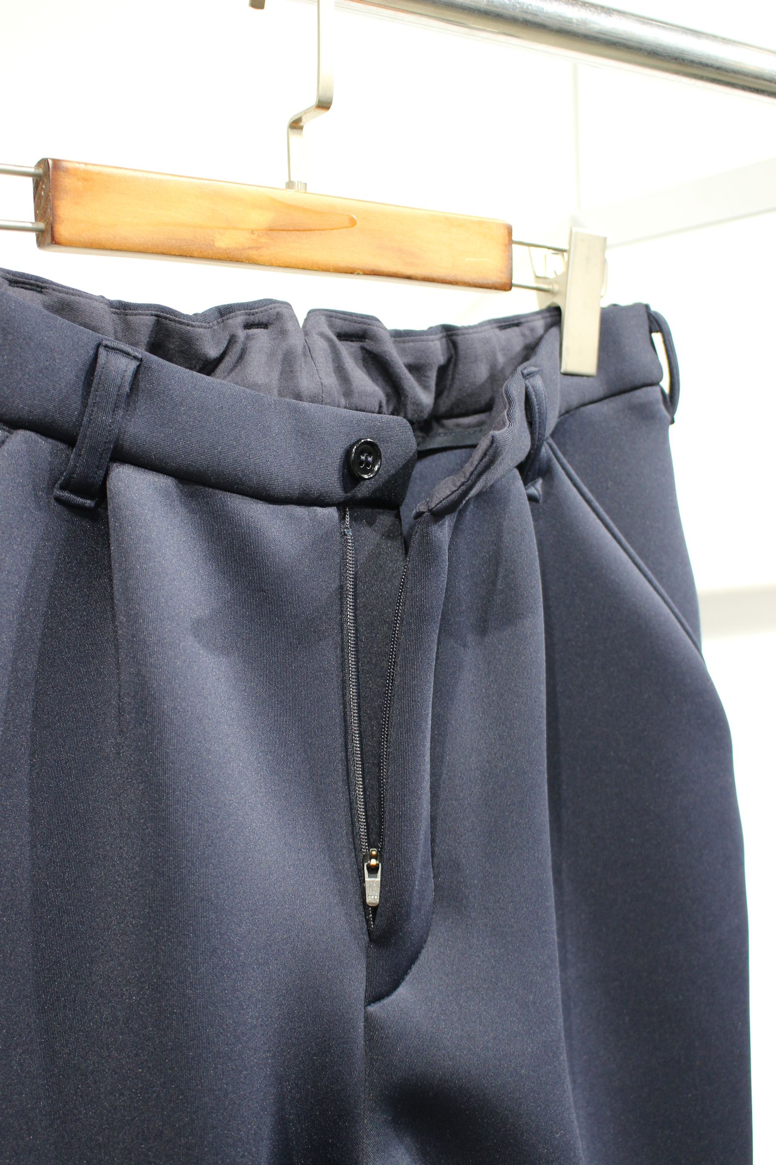 SMOOTH DOUBLE-KNIT TROUSERS | NAVY | パンツ