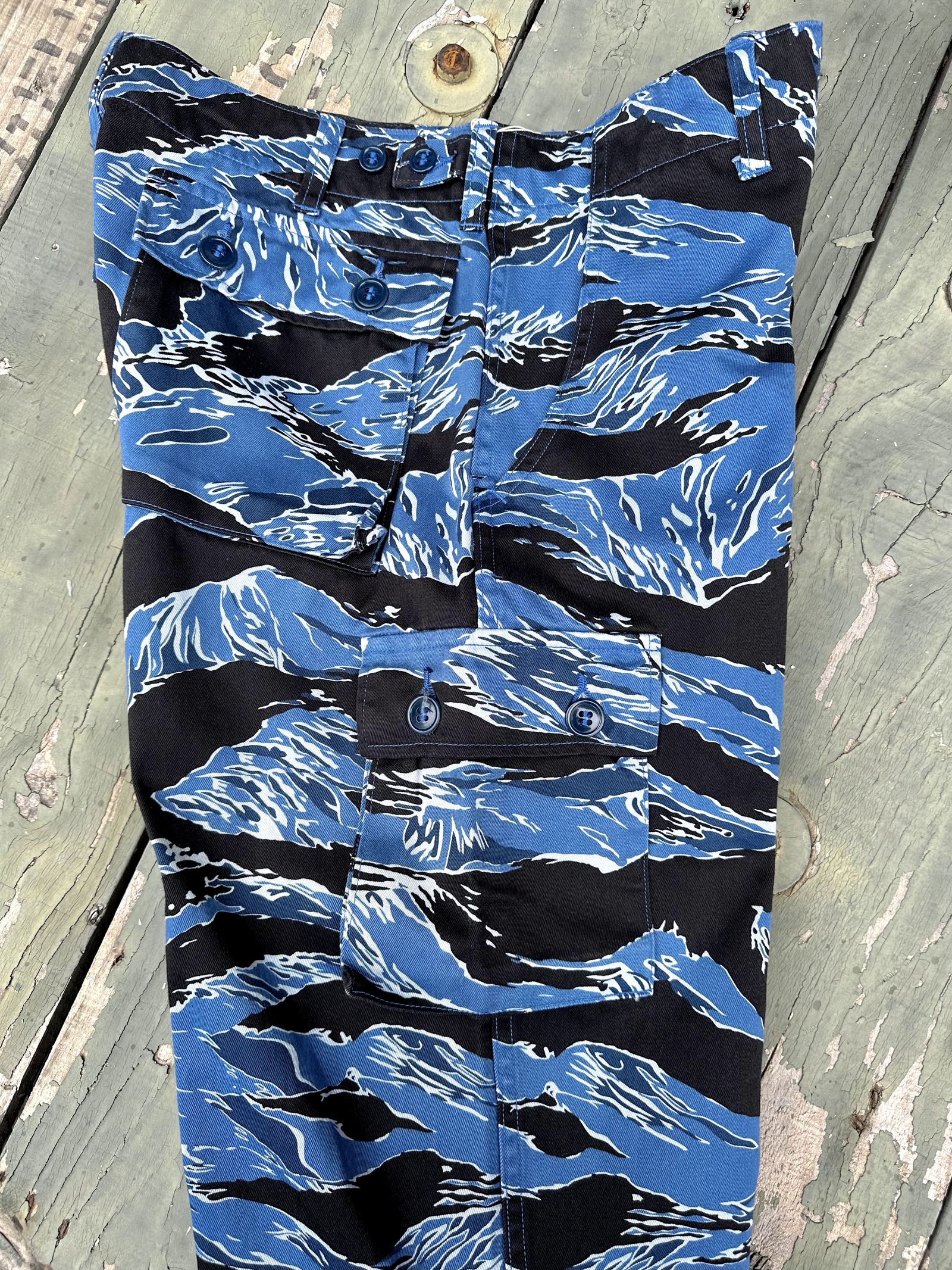 バズリクソンズ / BATTLE DRESS UNIFORM BLUE TIGER PANTS / タイガーストライプ カモフラ / ブルー(125)