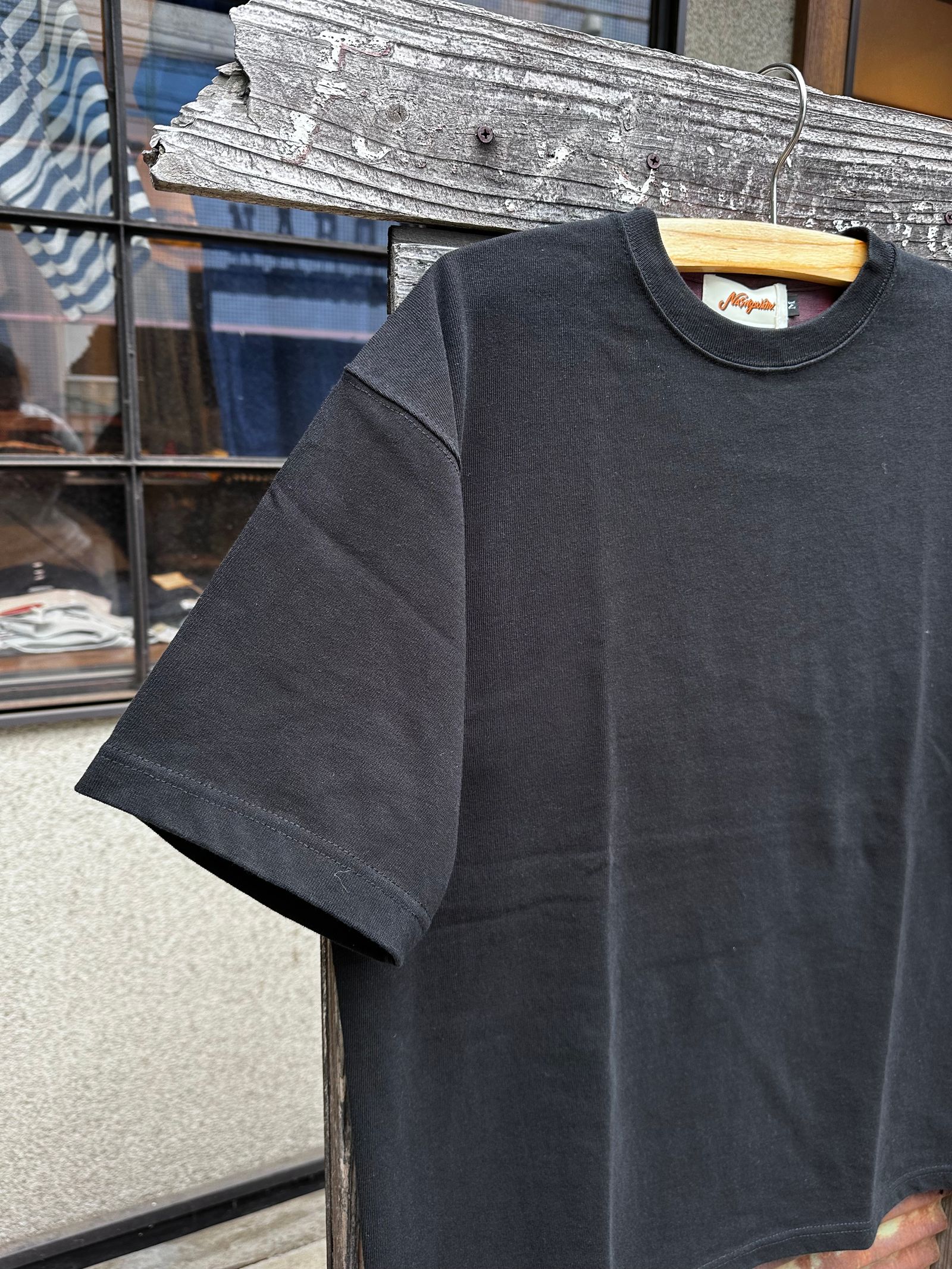 Nasngwam.×JAVARA / CANYON TEE / BLACK