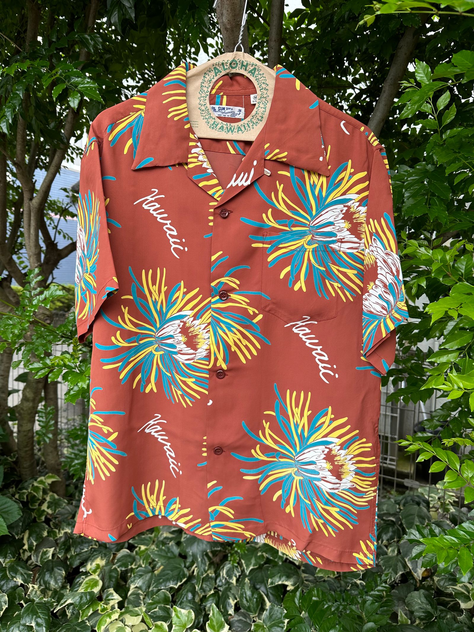 SUN SURF - ALOHA SHIRTS “ ISLAND BLOOM ” /半袖レーヨンシャツ / アロハシャツ / ハワイアン / 月下美人  / SS39028 / ブラウン (138) | NARO CLOTHING