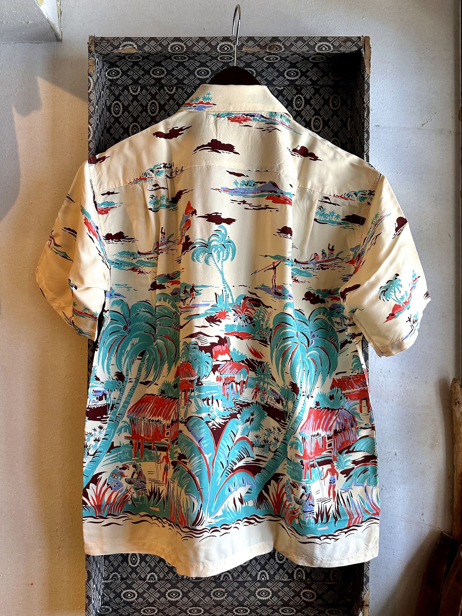DK39042 / SPECIAL EDITION  “HAWAIIAN VILLAGE” 半袖レーヨンシャツ / アロハシャツ / ハワイアン / スペシャル / イエロー(155) ※ベージュ系