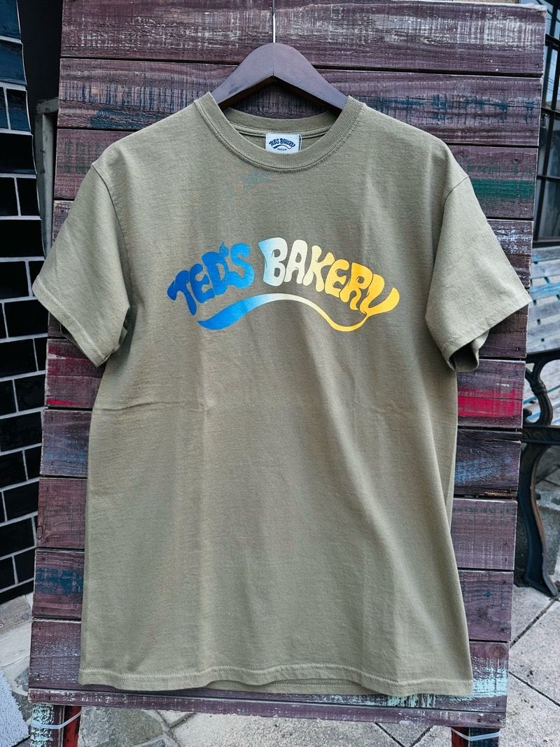 TED’S BAKERY  グラデーションロゴ Tシャツ  / オリーブ