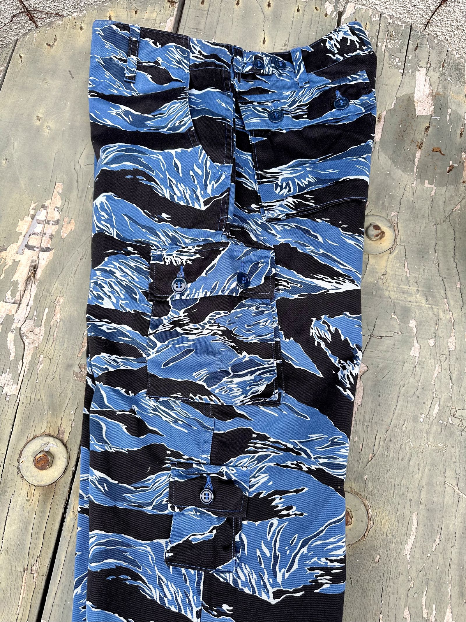 バズリクソンズ / BATTLE DRESS UNIFORM BLUE TIGER PANTS / タイガーストライプ カモフラ / ブルー(125)