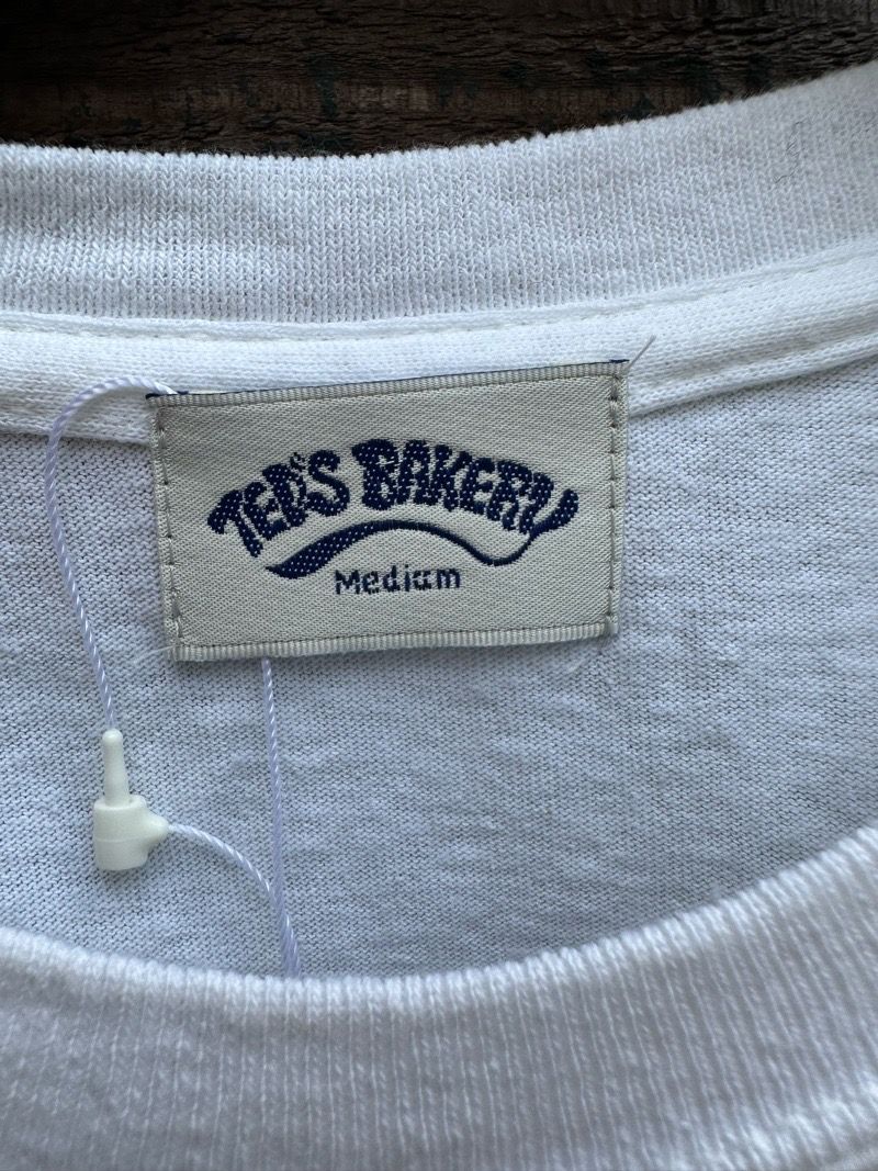 TED’S BAKERY グラデーションロゴ Tシャツ / ホワイト