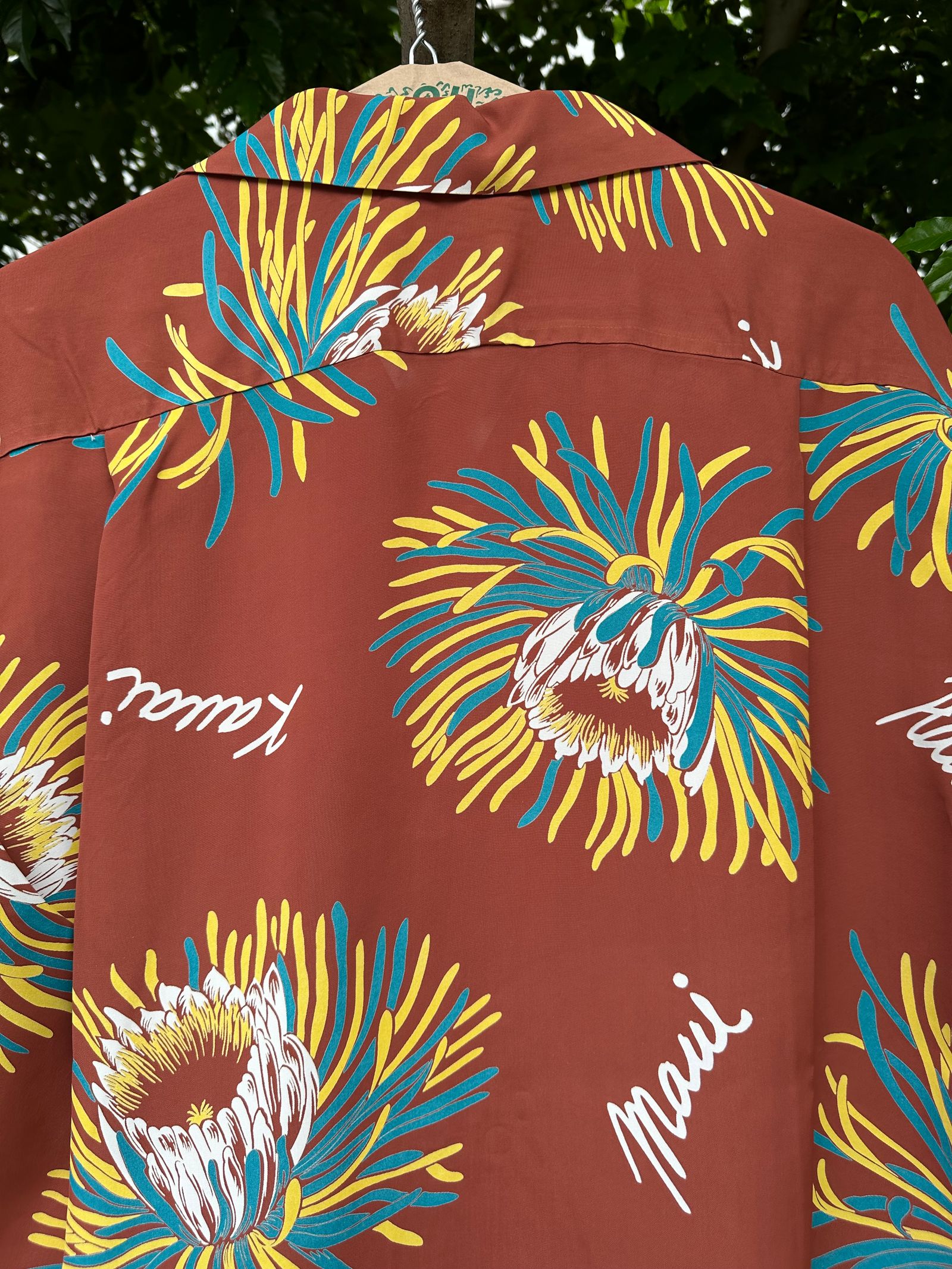 SUN SURF - ALOHA SHIRTS “ ISLAND BLOOM ” /半袖レーヨンシャツ / アロハシャツ / ハワイアン / 月下美人  / SS39028 / ブラウン (138) | NARO CLOTHING