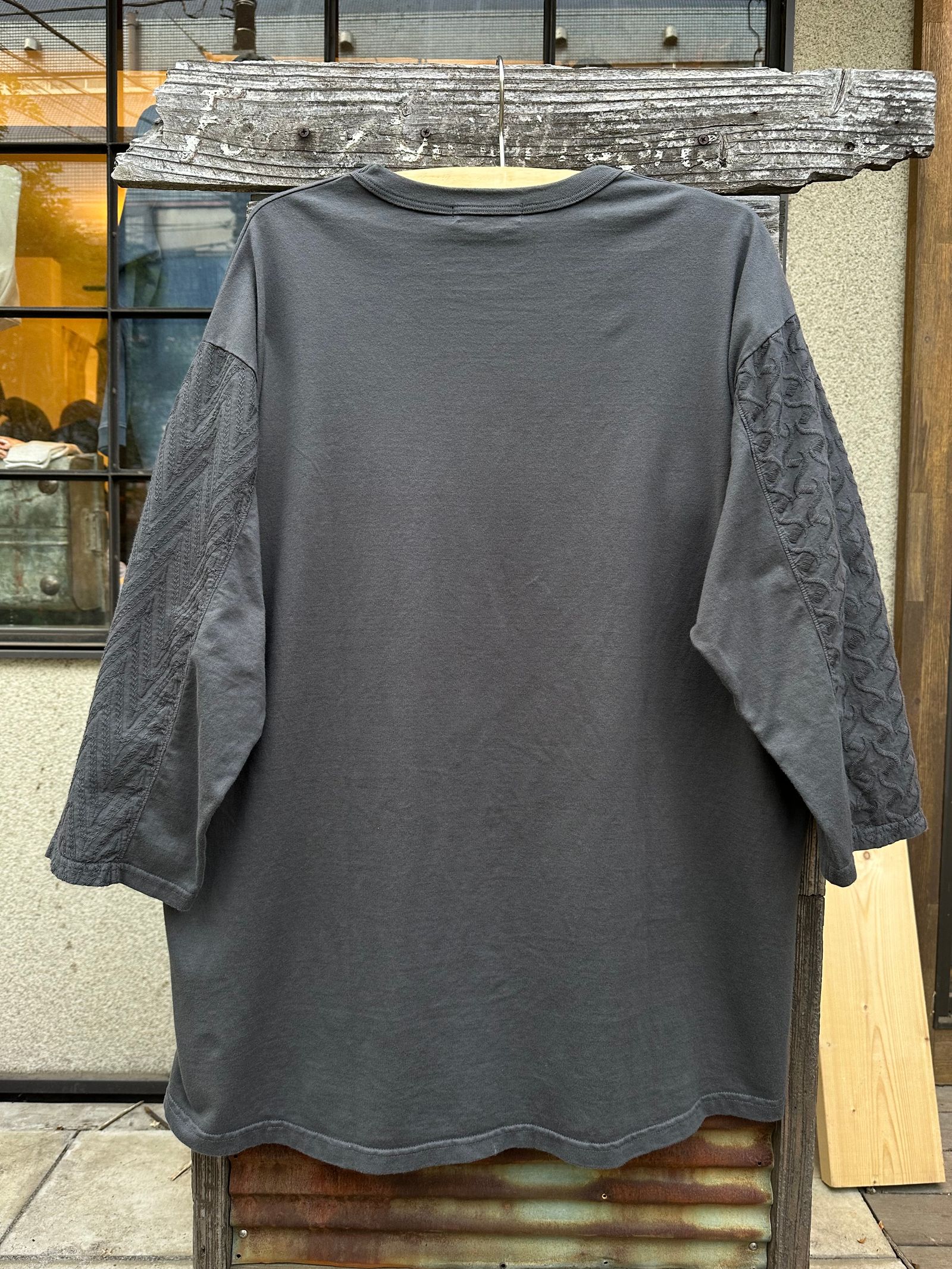 NEEDLE CUTSEW / ニードルカットソー / チャコール