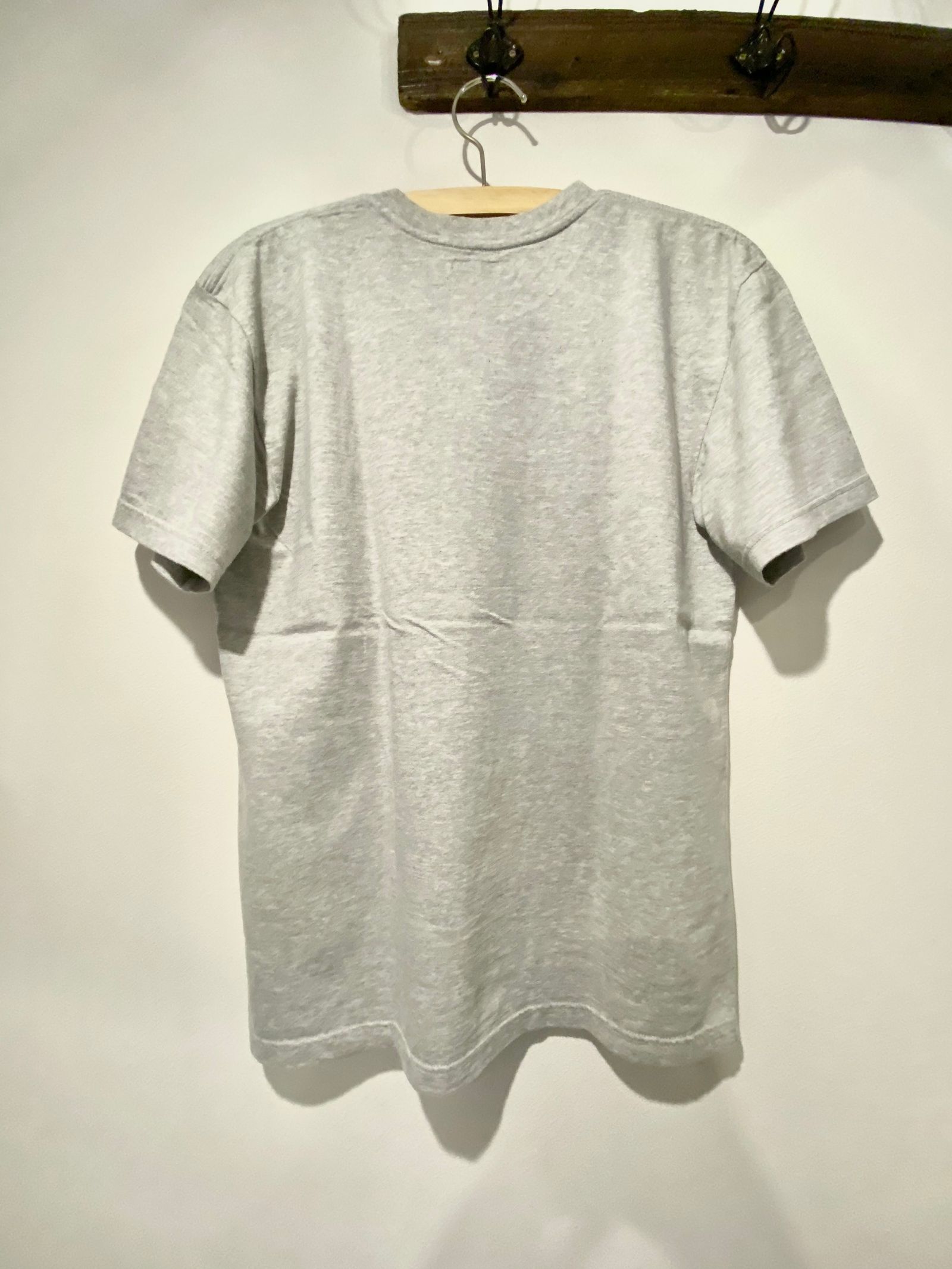 ブルーブルー / BLUE BLUE / ステンシル BLUE BLUE Tシャツ グレー