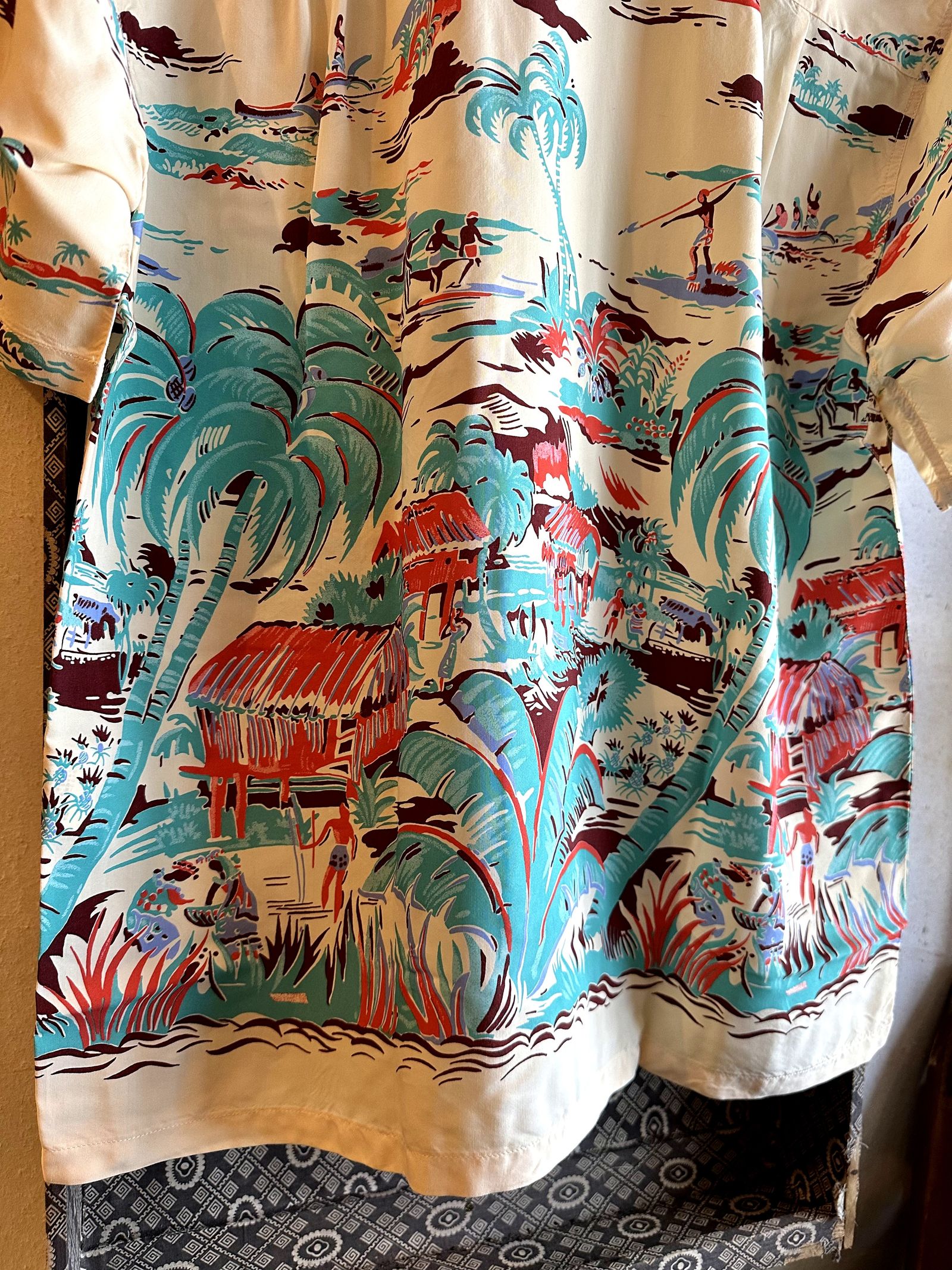 DK39042 / SPECIAL EDITION  “HAWAIIAN VILLAGE” 半袖レーヨンシャツ / アロハシャツ / ハワイアン / スペシャル / イエロー(155) ※ベージュ系