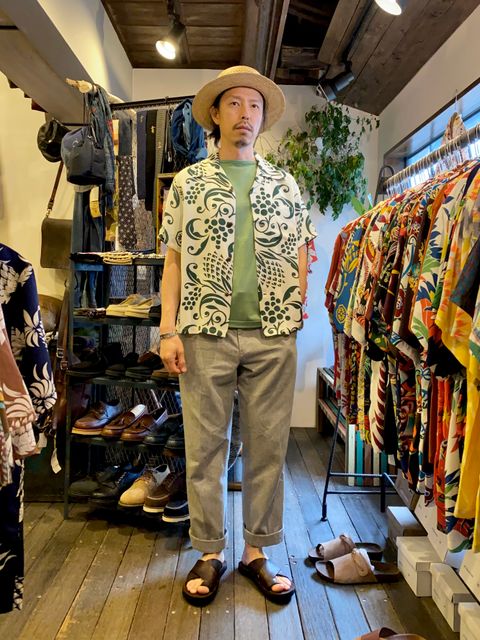 STYLE NO. 13 「柔らかな印象となるアロハシャツのコーディネート例」