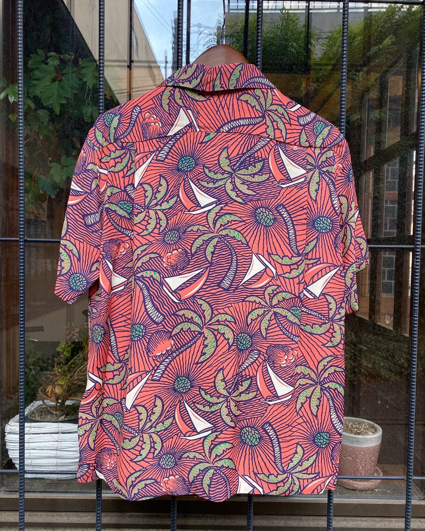 SUN SURF - ALOHA SHIRTS “PALM BREEZING UP”/ 半袖レーヨンシャツ