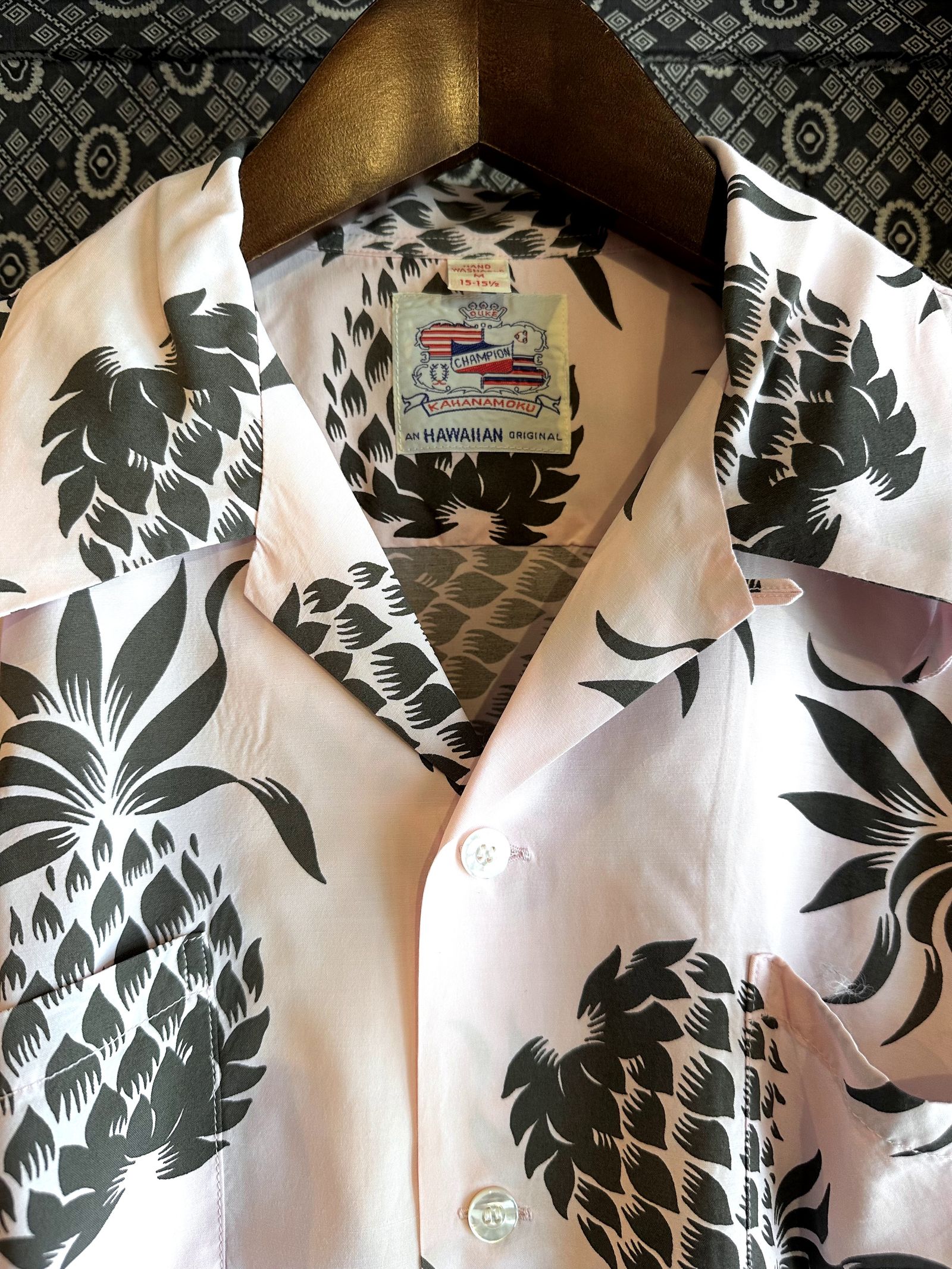 DK36201 / デュークカハナモク/ SPECIAL EDITION “DUKE'S PINEAPPLE” 半袖 / アロハシャツ / ハワイアン/ スペシャル / パイナップル柄 / ピンク (165)