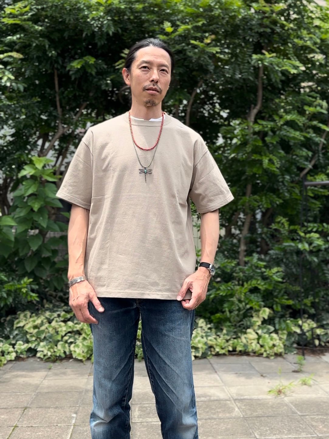 Nasngwam.×JAVARA / CANYON TEE / SAND