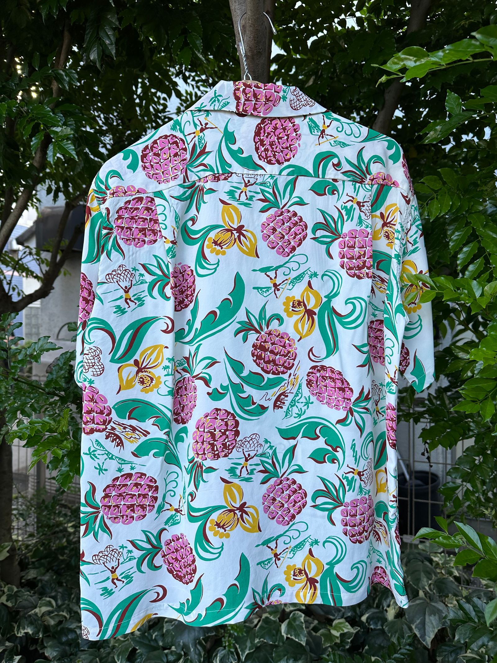 SUN SURF - ALOHA SHIRTS “ ISLAND FEELING ” /半袖レーヨンシャツ / アロハシャツ / ハワイアン /  パイナップル柄 / SS39022 / オフホワイト (105) | NARO CLOTHING