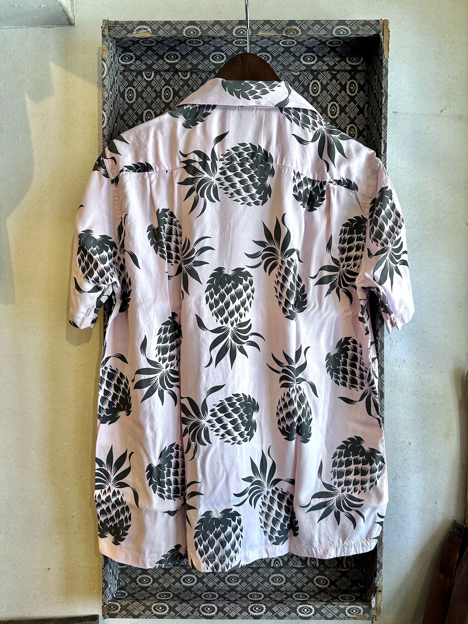 DK36201 / デュークカハナモク/ SPECIAL EDITION “DUKE'S PINEAPPLE” 半袖 / アロハシャツ / ハワイアン/ スペシャル / パイナップル柄 / ピンク (165)