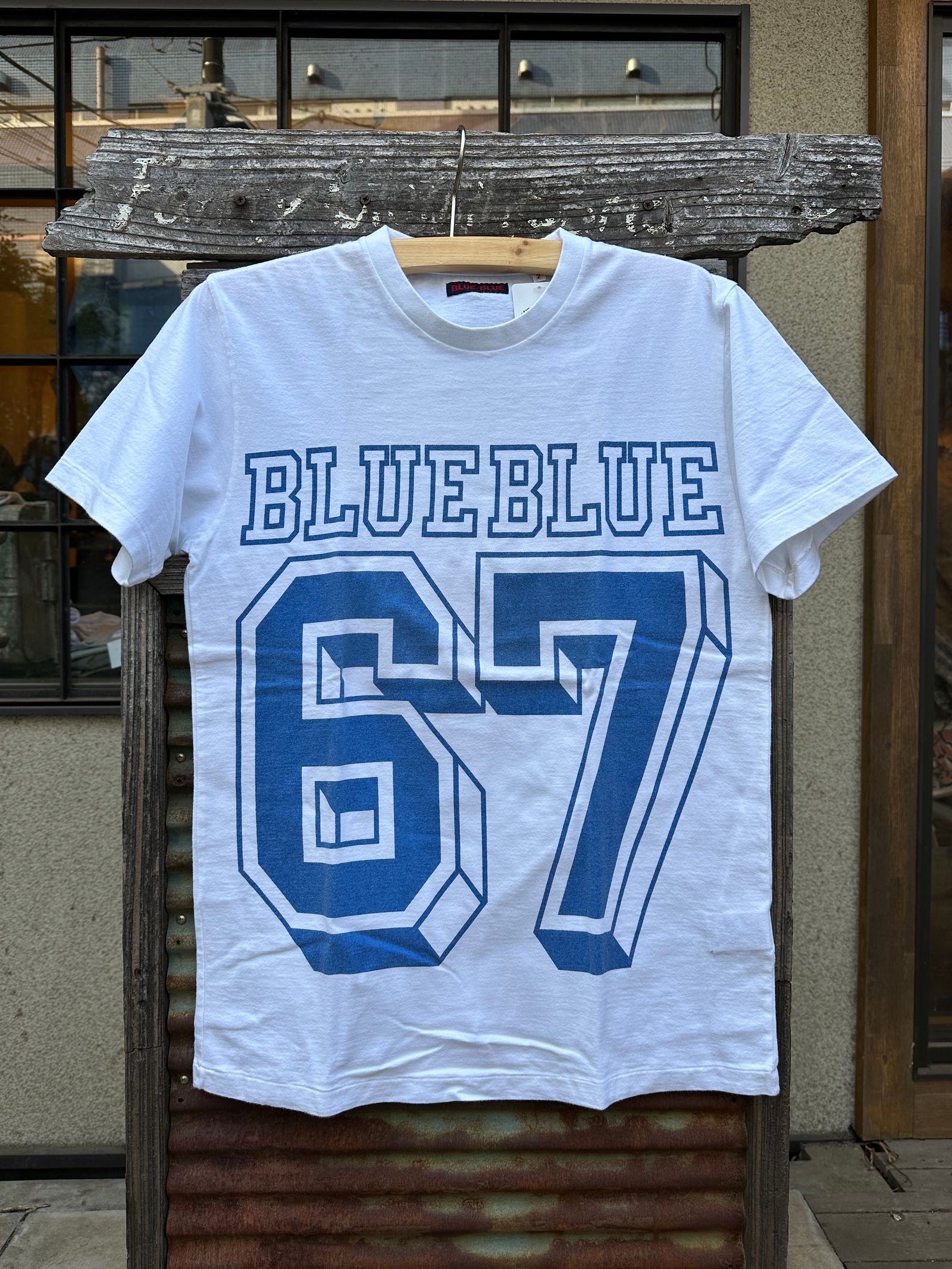BLUE BLUE - BLUE BLUE 67 ビッグロゴ Tシャツ / ホワイト | NARO CLOTHING