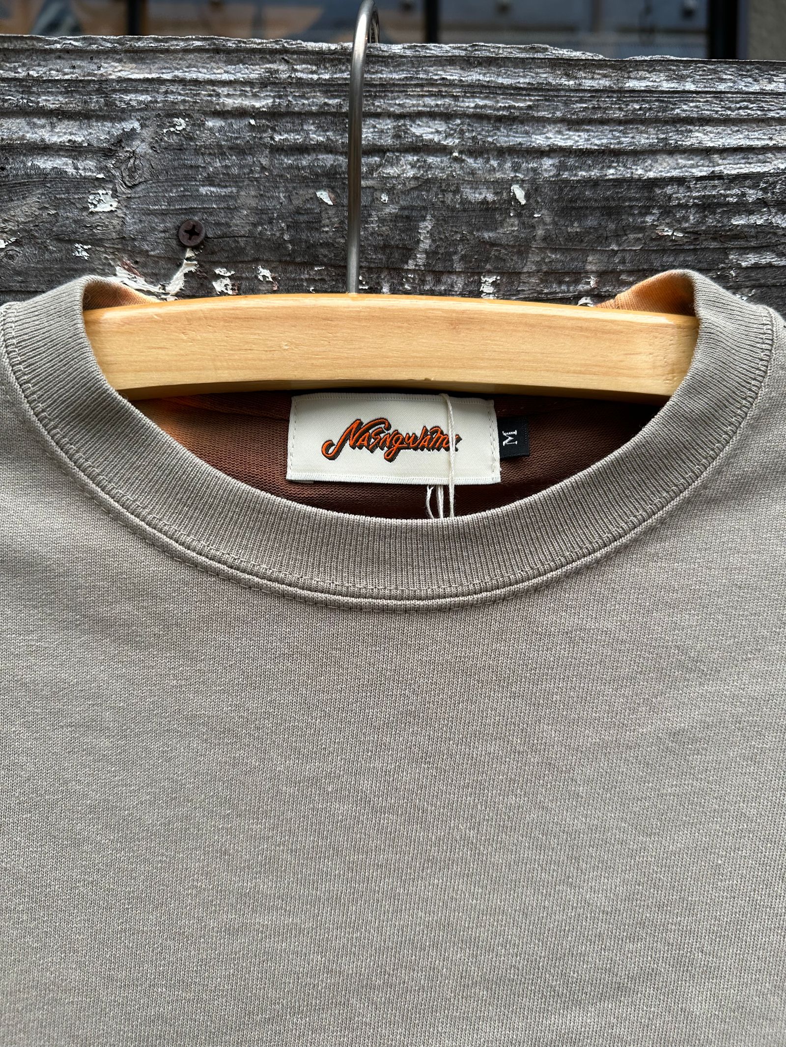 Nasngwam.×JAVARA / CANYON TEE / SAND