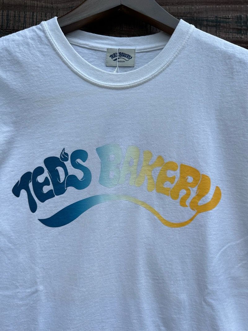TED’S BAKERY グラデーションロゴ Tシャツ / ホワイト