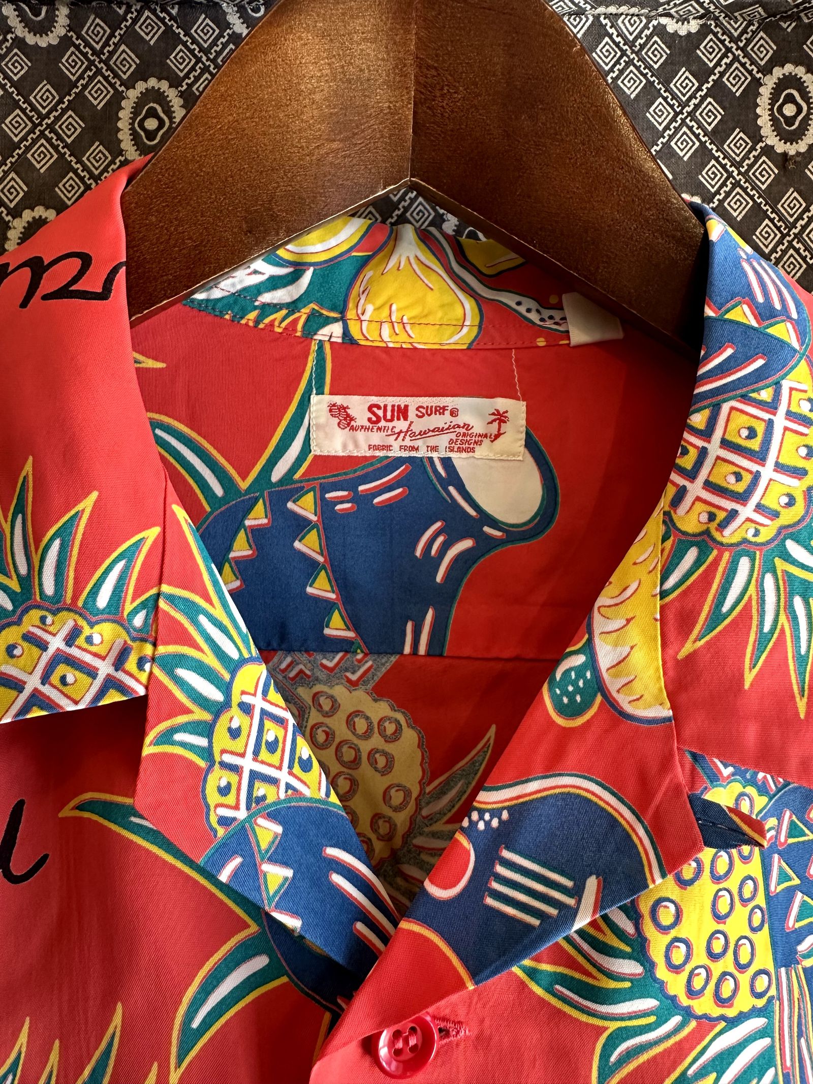 SUN SURF アロハシャツ 半袖 黒・赤・クリーム 3UN9UMSnxVDL.jpg?width=768