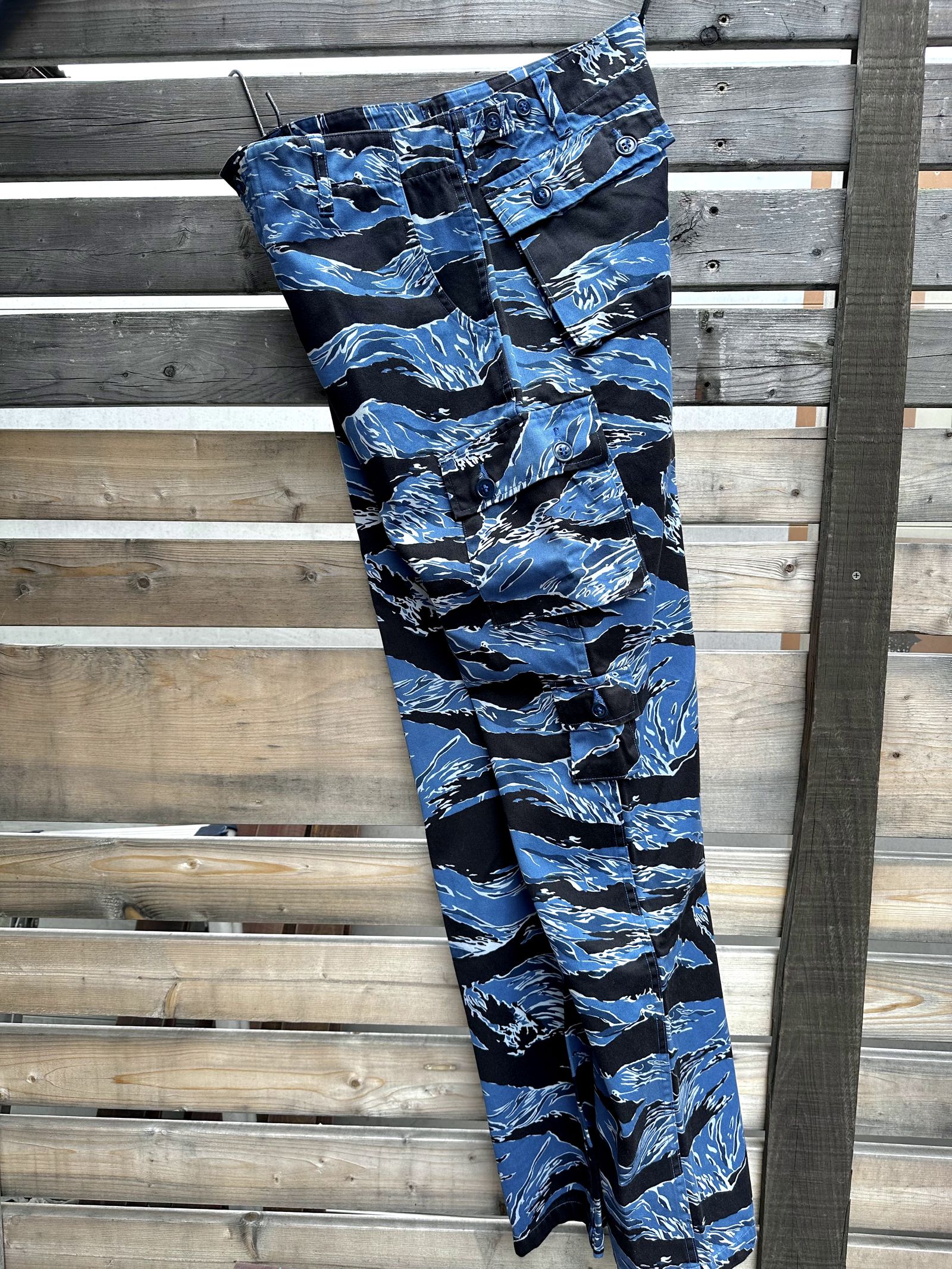バズリクソンズ / BATTLE DRESS UNIFORM BLUE TIGER PANTS / タイガーストライプ カモフラ / ブルー(125)