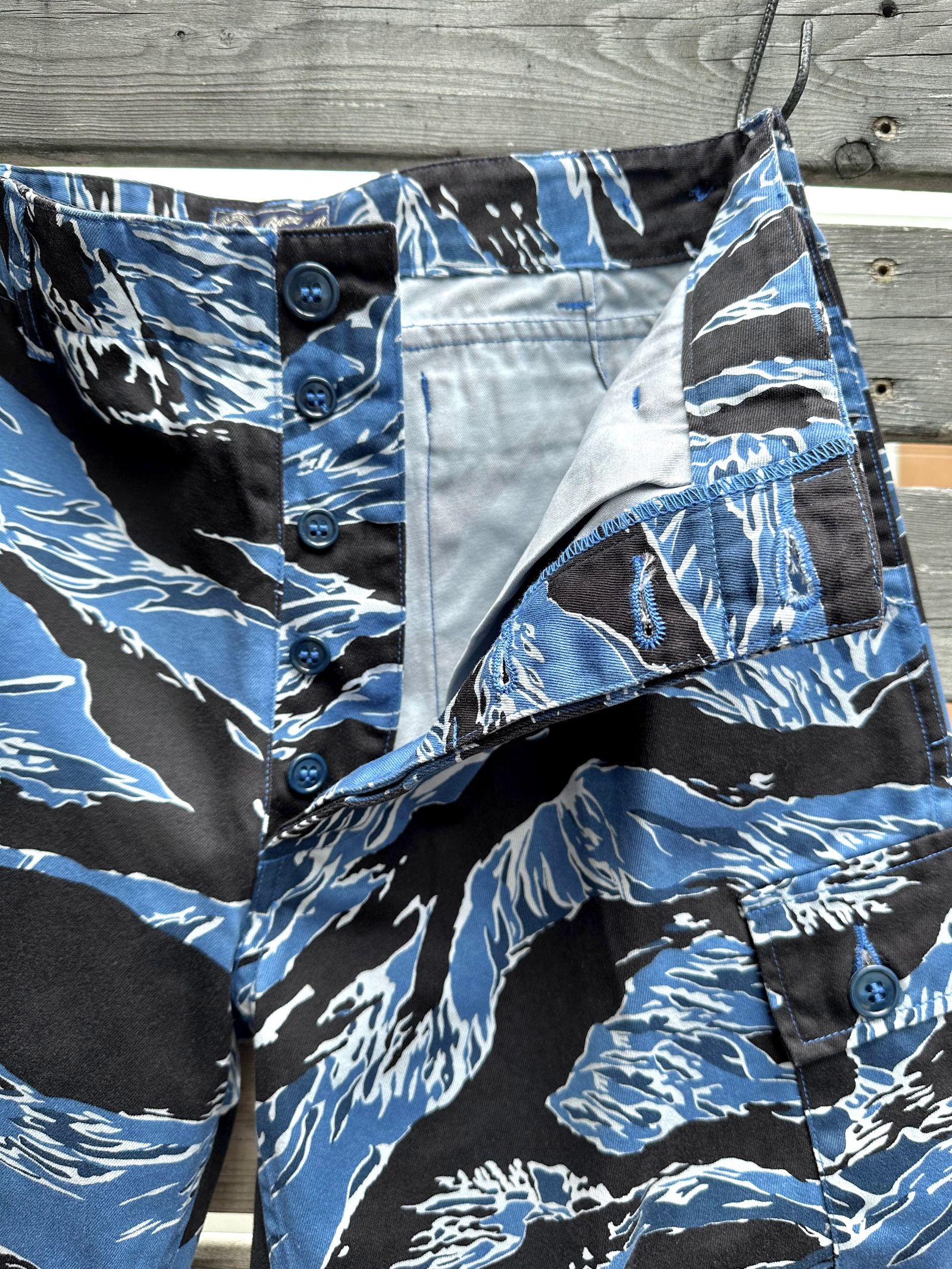 バズリクソンズ / BATTLE DRESS UNIFORM BLUE TIGER PANTS / タイガーストライプ カモフラ / ブルー(125)
