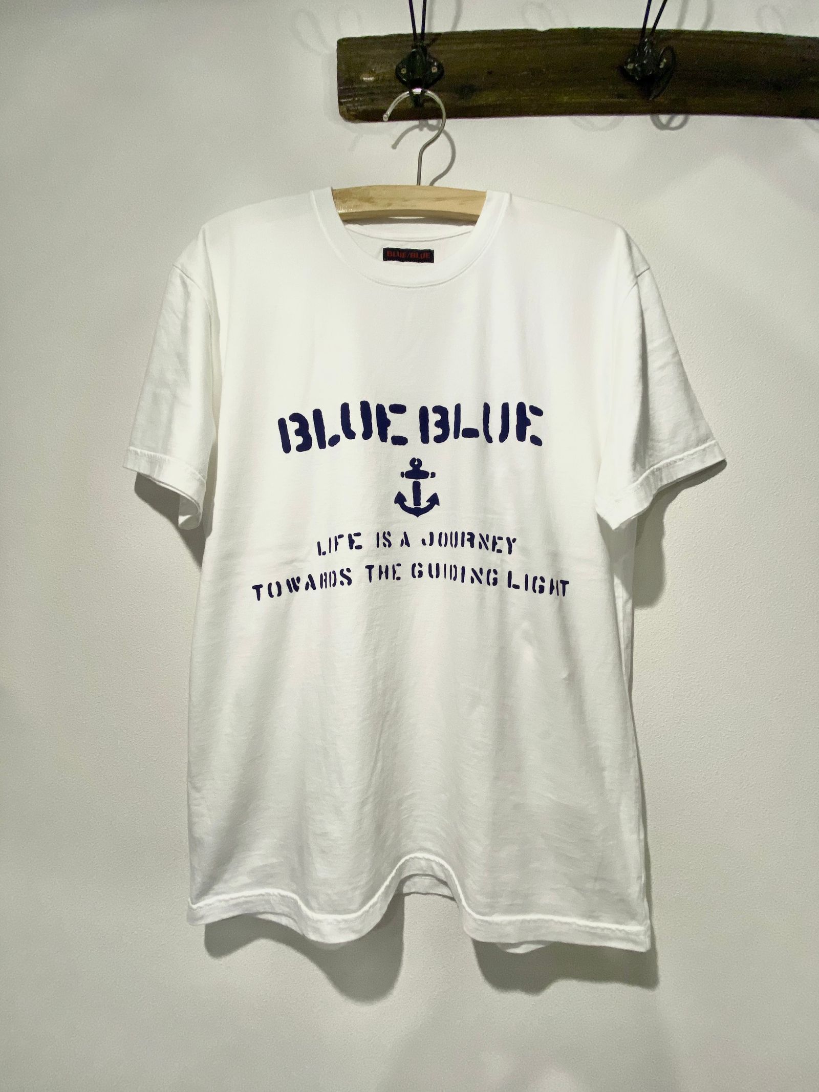 ブルーブルー / BLUE BLUE / ステンシル BLUE BLUE Tシャツ ホワイト