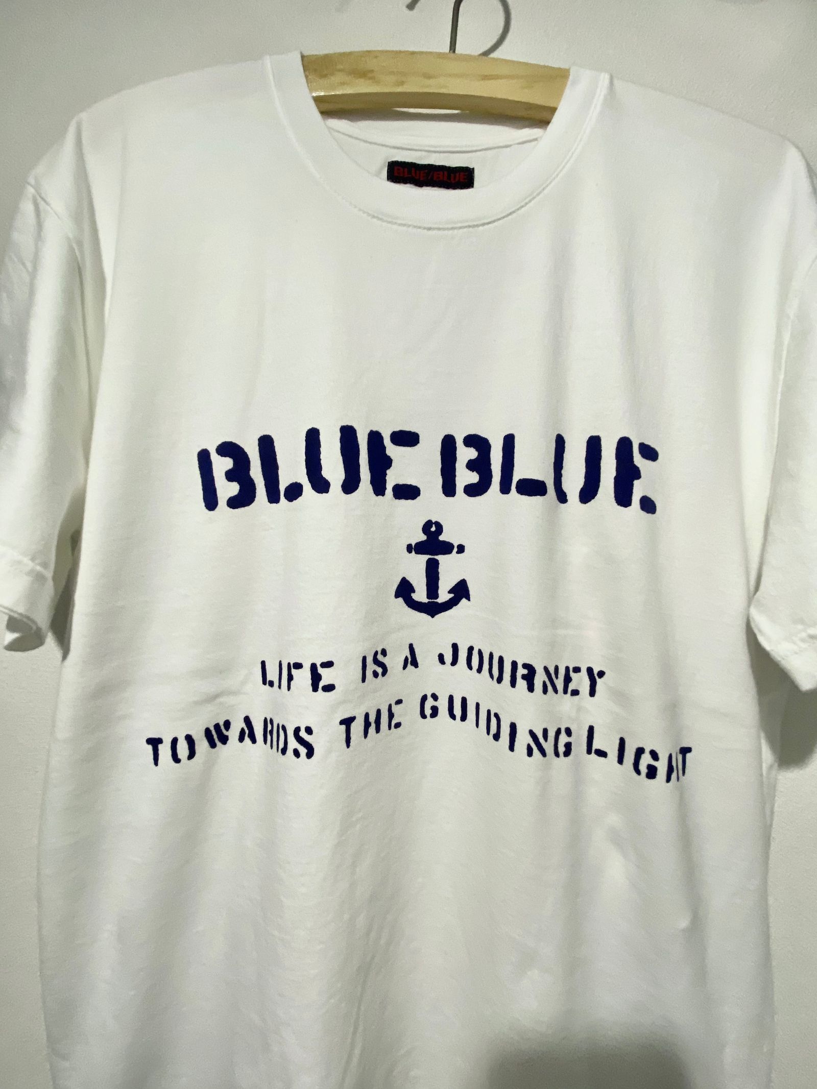 ブルーブルー / BLUE BLUE / ステンシル BLUE BLUE Tシャツ ホワイト