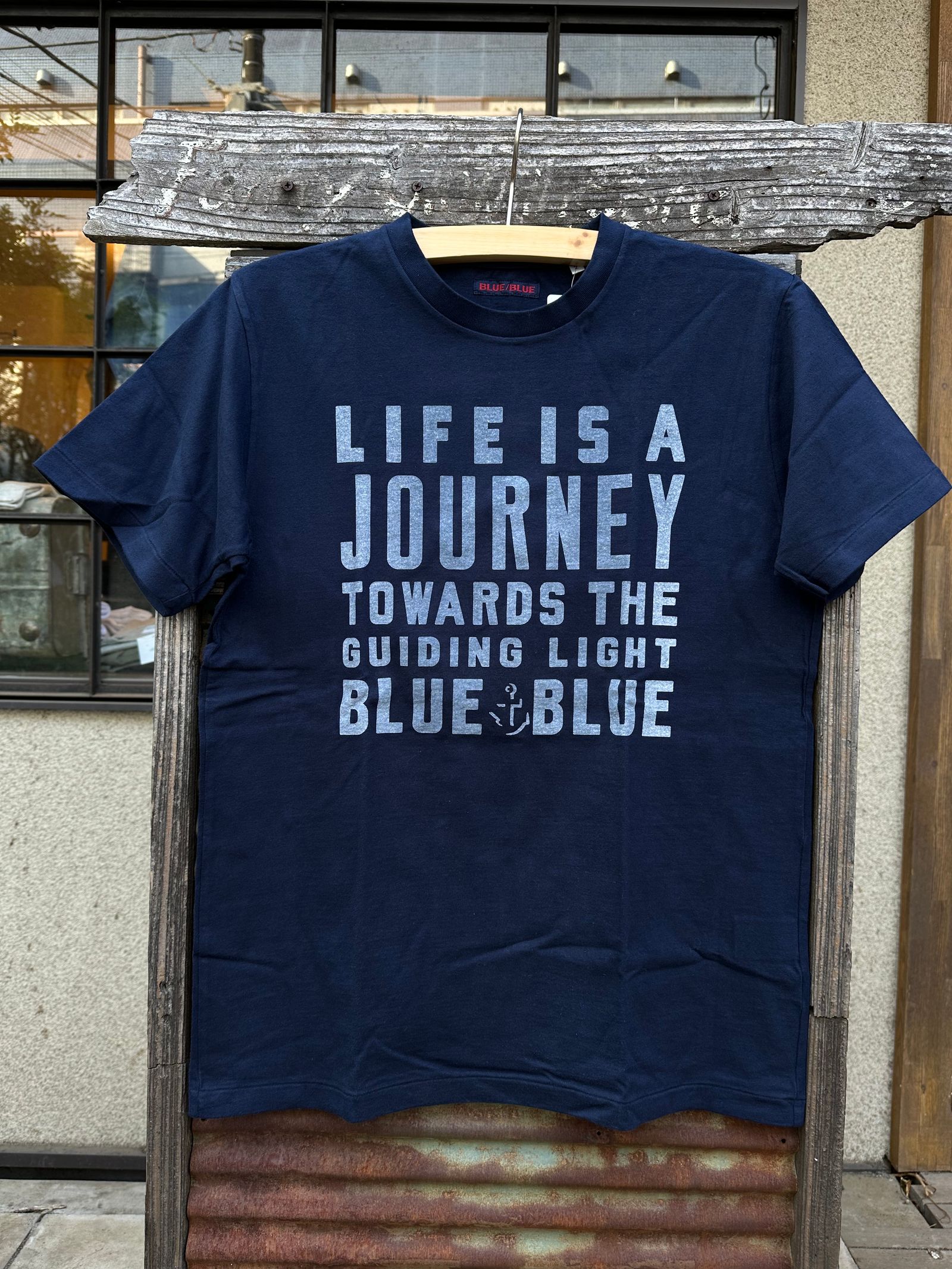 BLUE BLUE - BLUE BLUE JOURNEY ロゴTシャツ / ネイビー | NARO CLOTHING