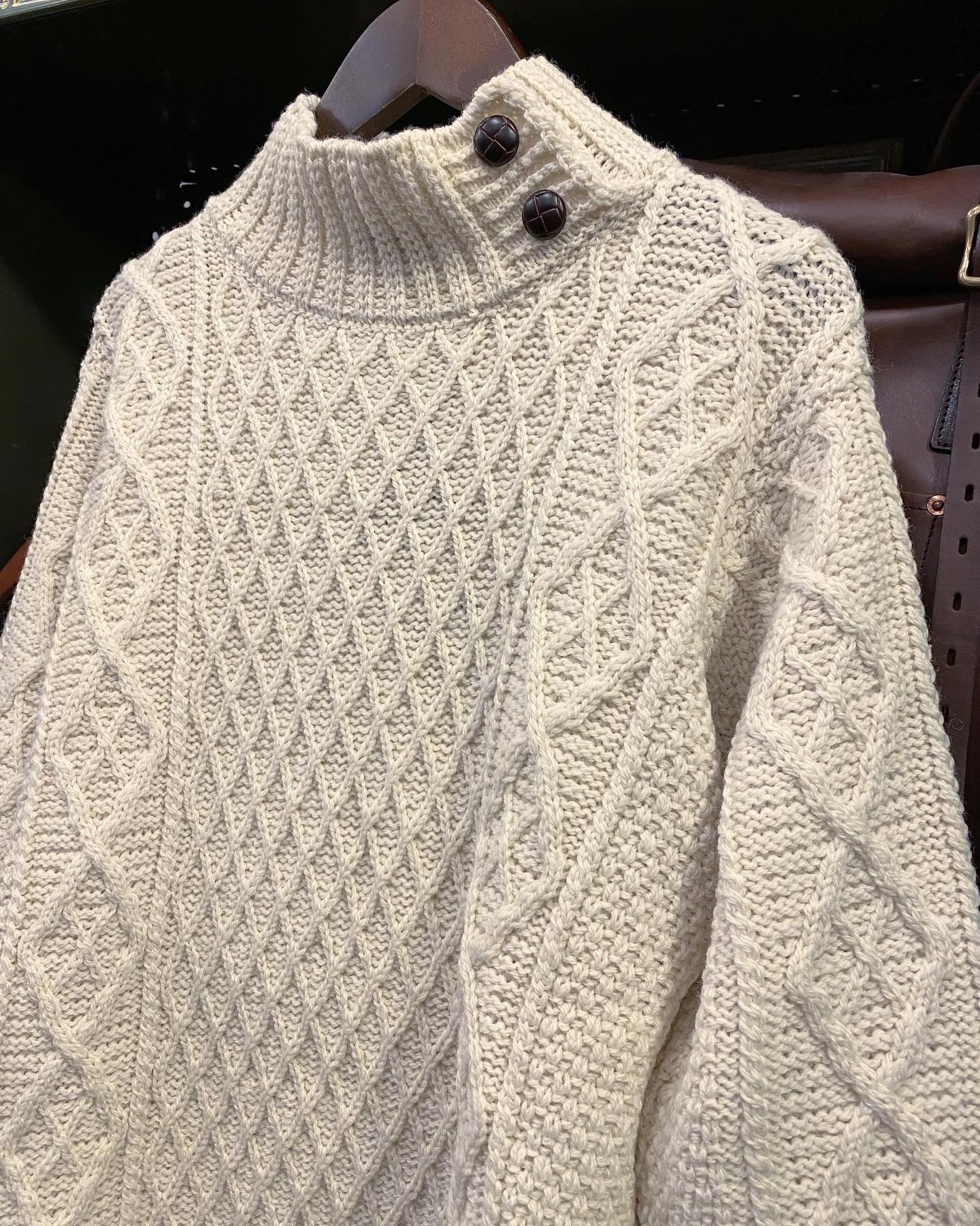 ARAN WOOLLEN MILLS / アランウーレンミルズ / ボタンハイネックアランセーター / ナチュラル