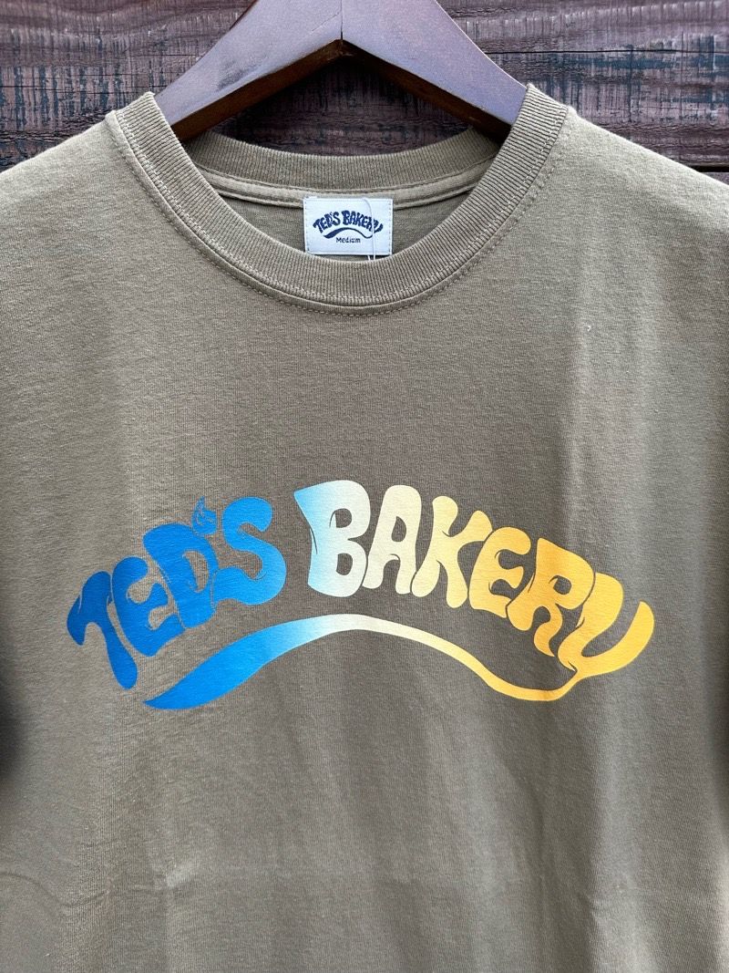 TED’S BAKERY  グラデーションロゴ Tシャツ  / オリーブ