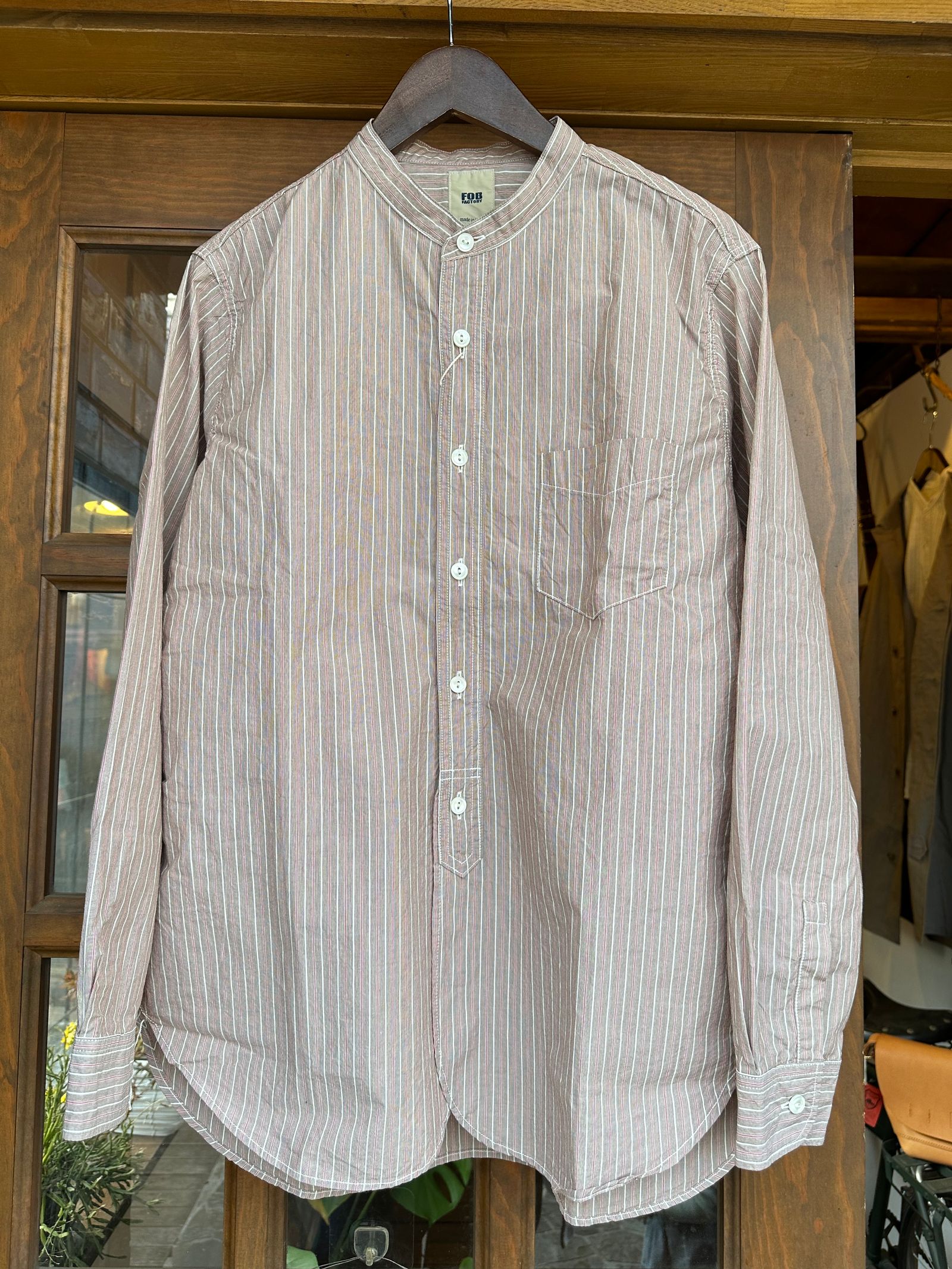 F3488 / STRIPE BAND COLLAR SHIRT / ストライプ バンドカラーシャツ / ブラウン