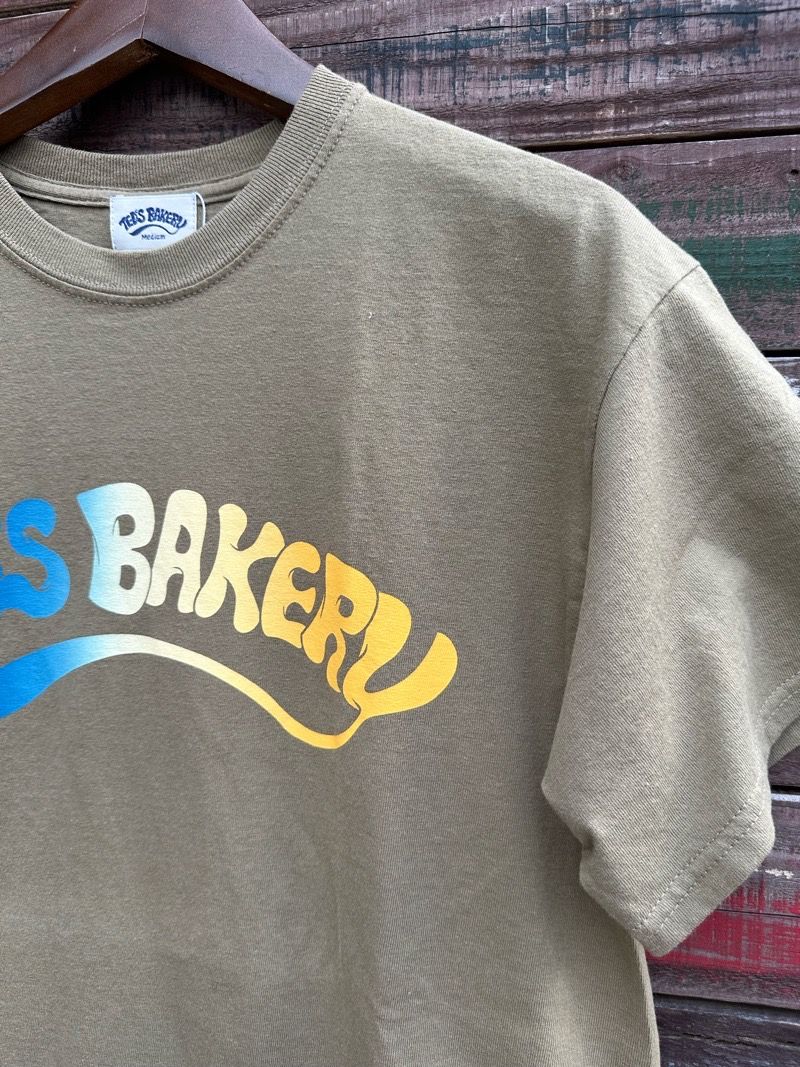TED’S BAKERY  グラデーションロゴ Tシャツ  / オリーブ