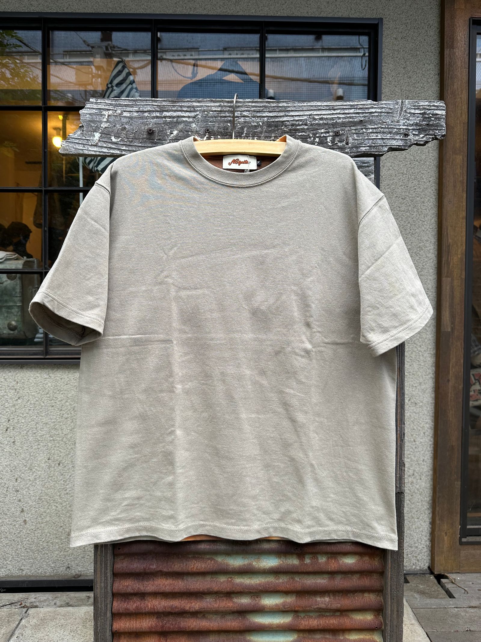 Nasngwam.×JAVARA / CANYON TEE / SAND