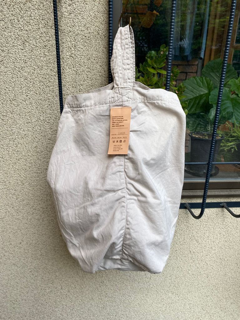 ライトベージュ