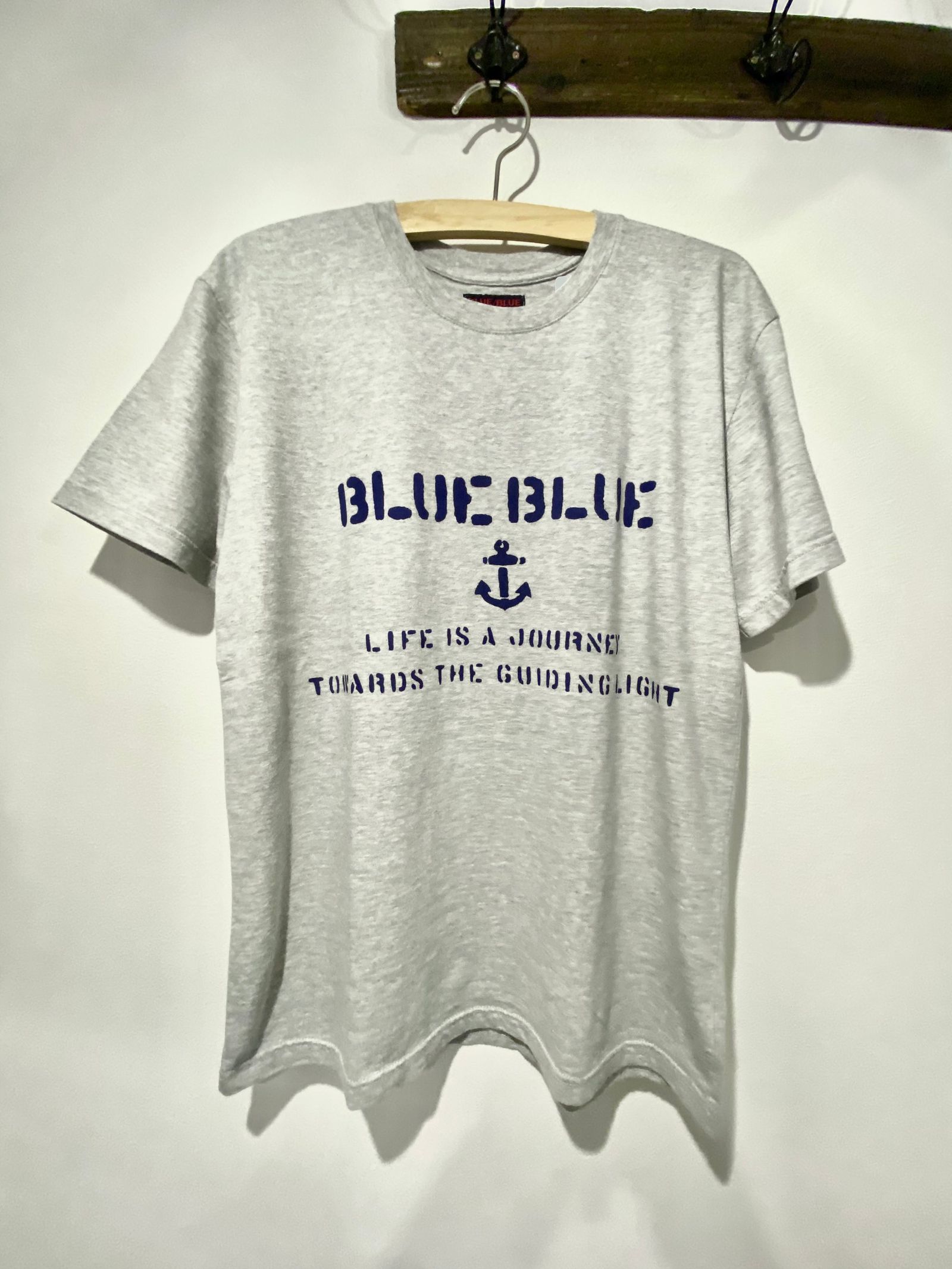 ブルーブルー / BLUE BLUE / ステンシル BLUE BLUE Tシャツ グレー