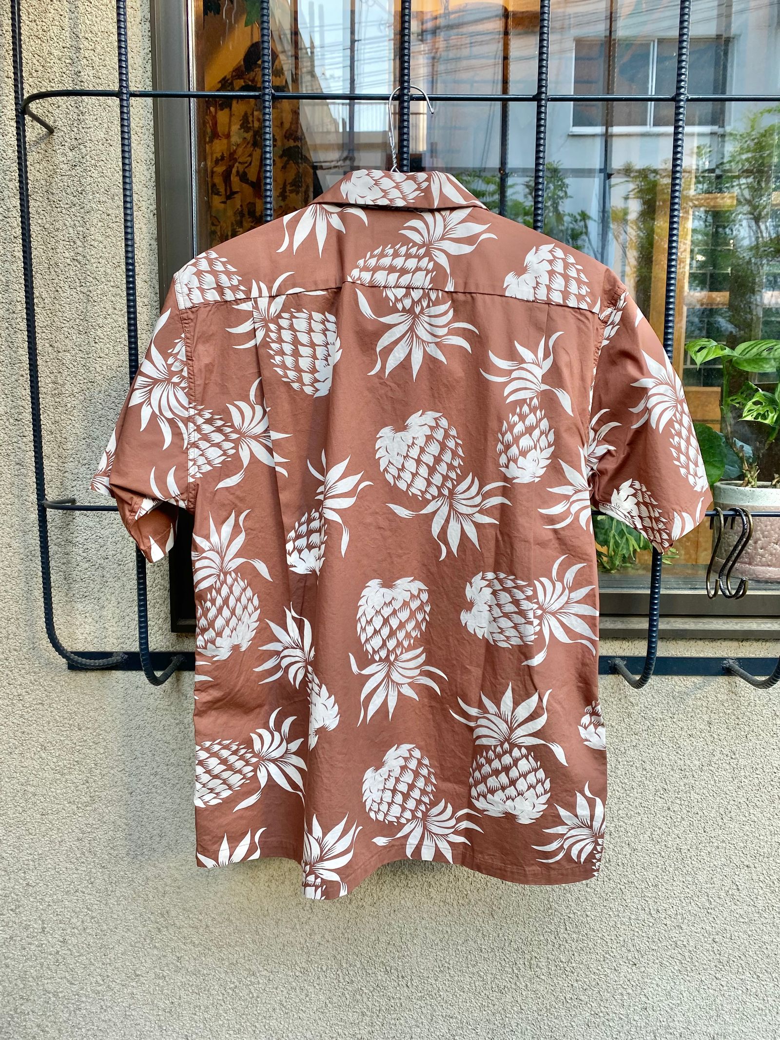 DUKE KAHANAMOKU - COTTON HAWAIIAN SHIRT “DUKE'S PINEAPPLE” / アロハシャツ /  パイナップル柄 / ブラウン (138) | NARO CLOTHING