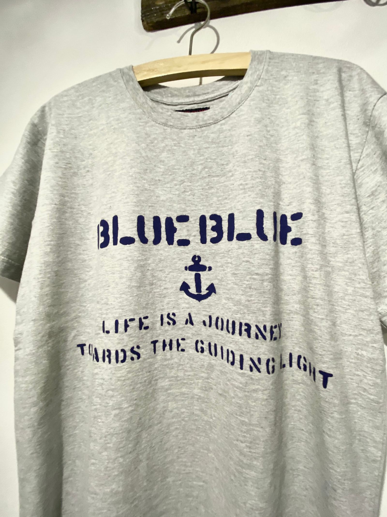 ブルーブルー / BLUE BLUE / ステンシル BLUE BLUE Tシャツ グレー