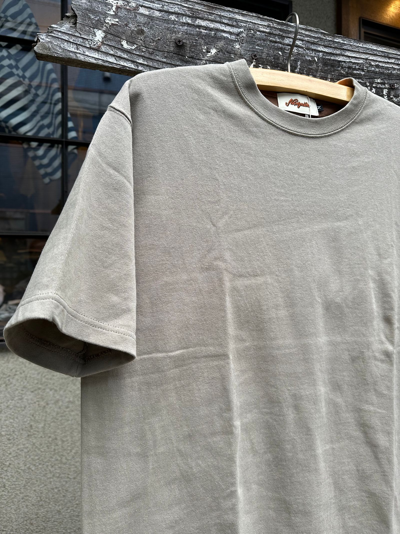 Nasngwam.×JAVARA / CANYON TEE / SAND