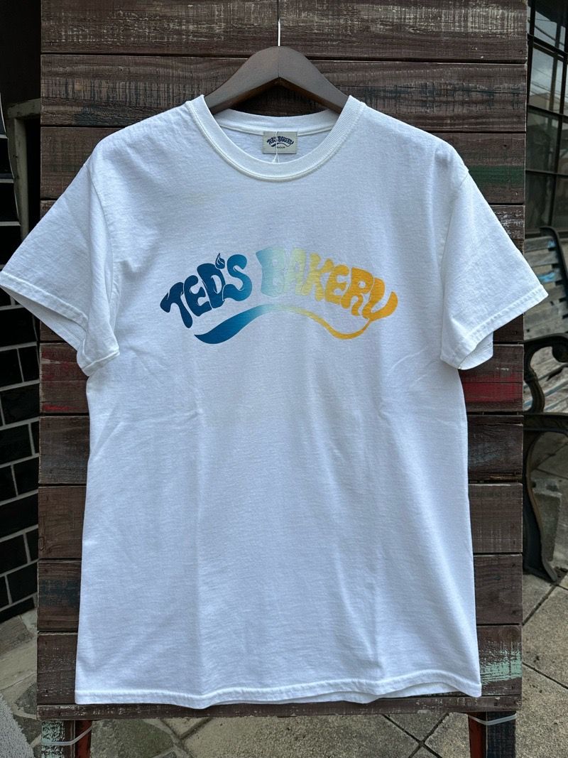 TED’S BAKERY グラデーションロゴ Tシャツ / ホワイト